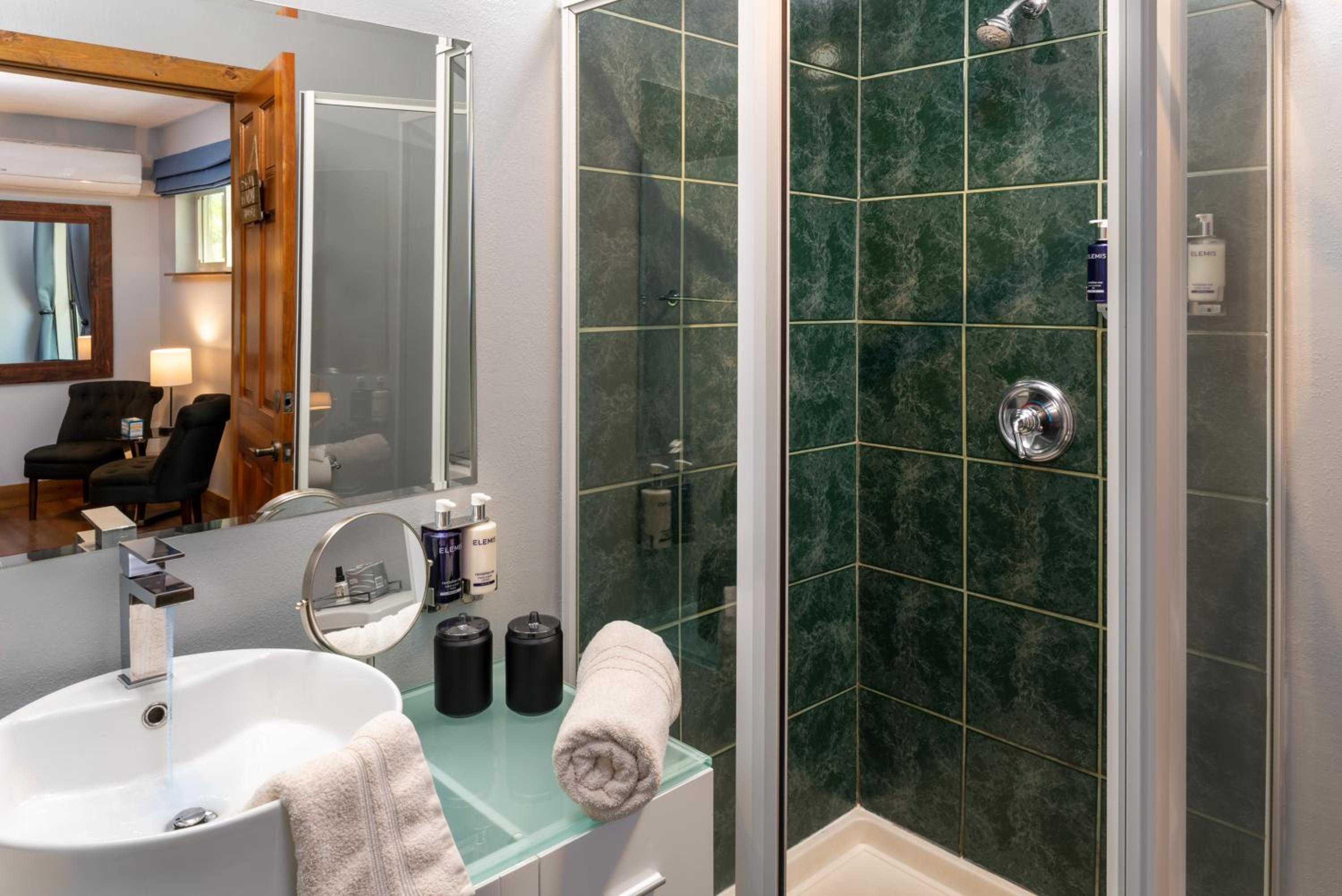 Sheridan House Inn- Adult Only Accommodation