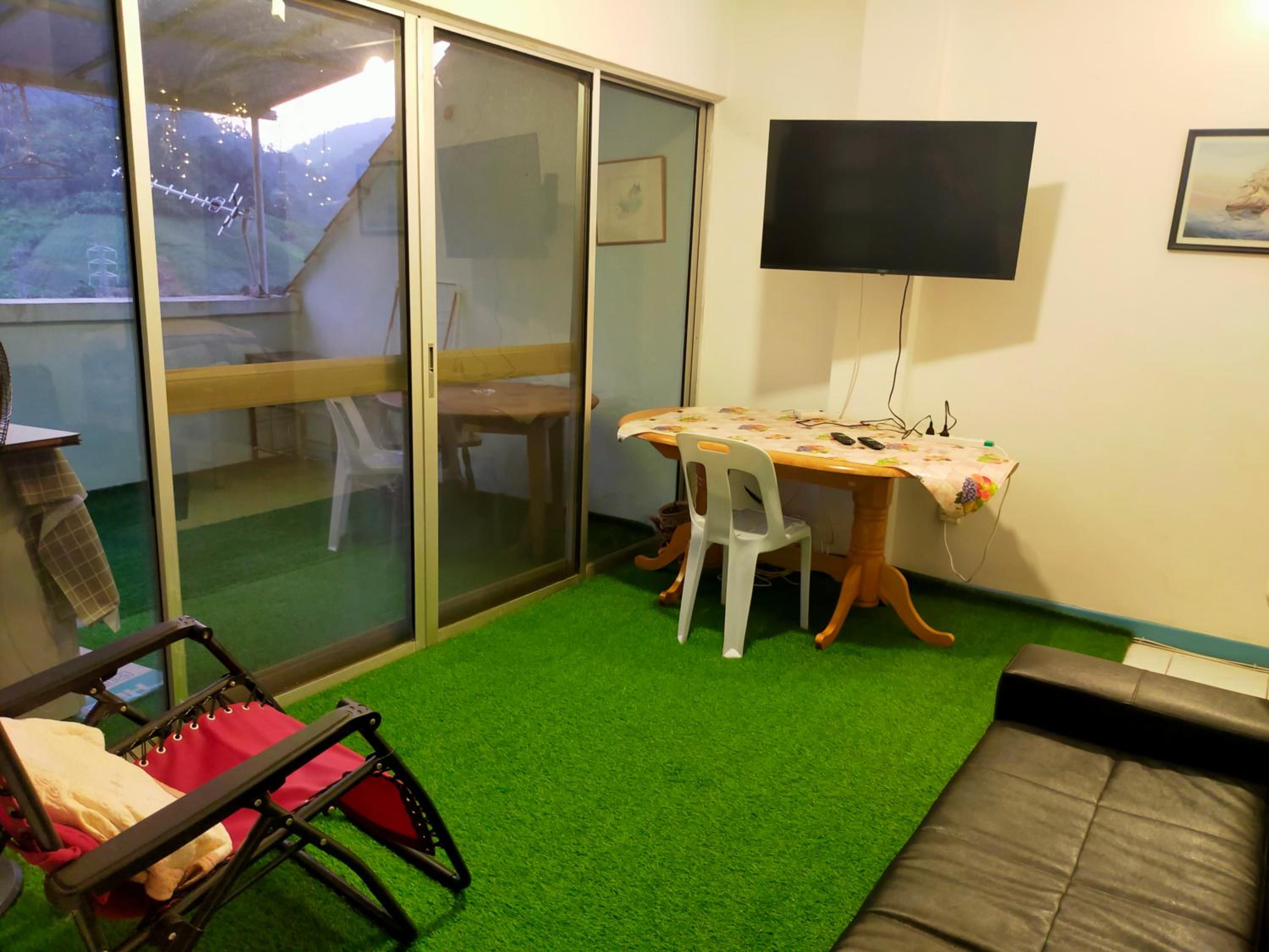 R2L5Y Room 1 with balcony and bathroom photo 1