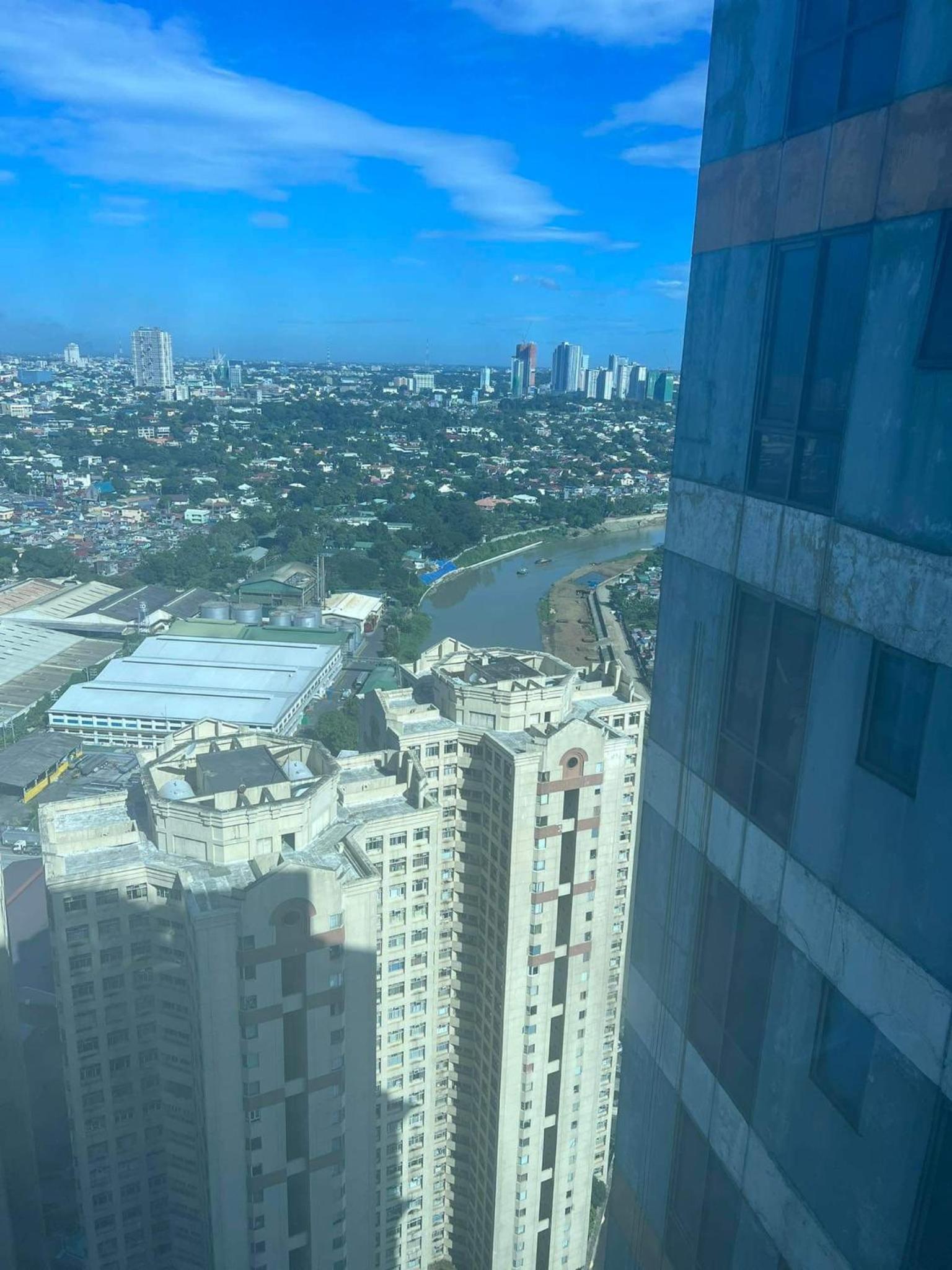 one bedroom suite with stunning city views on 38th floor in Eastwood Metro Manila