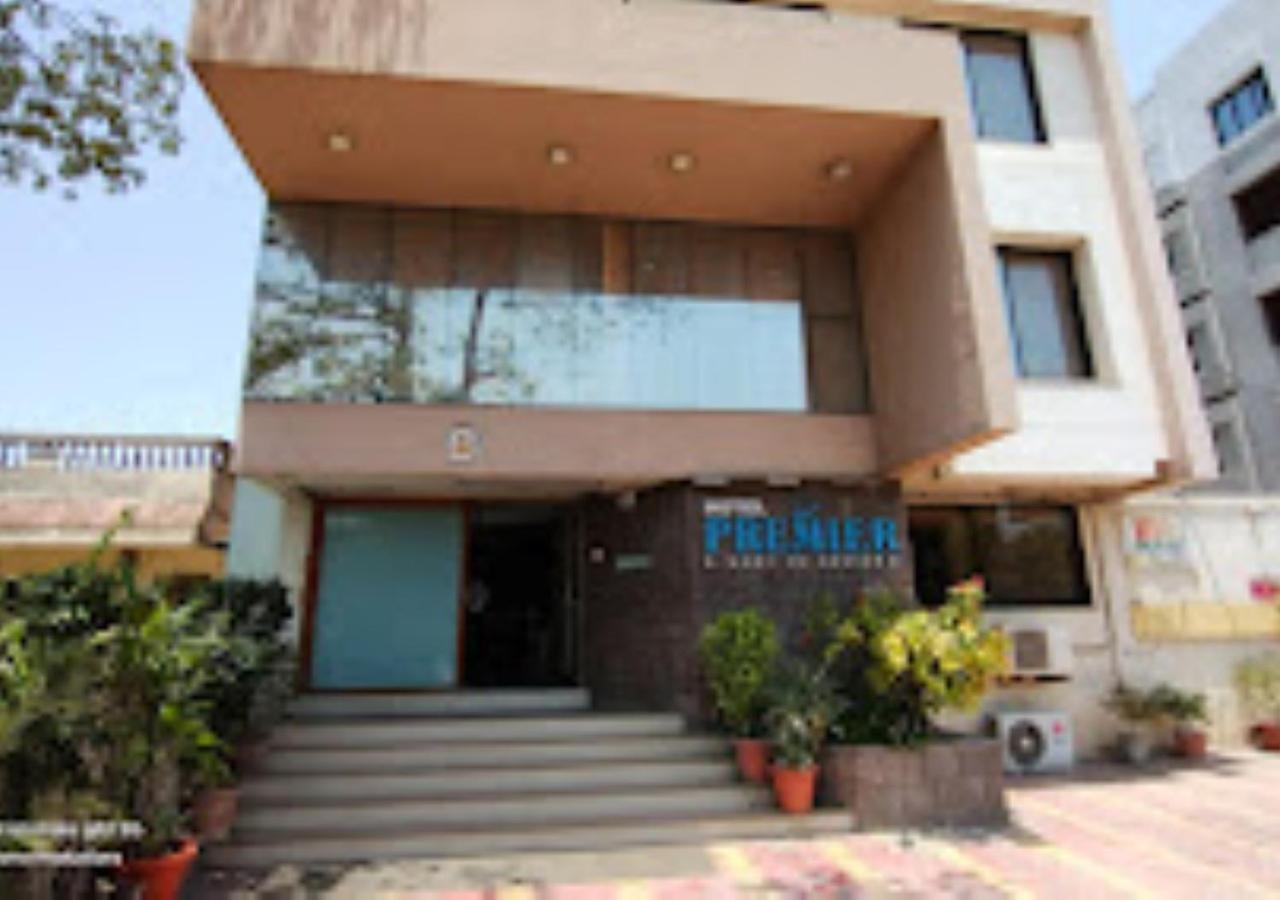 Hotel Premier - Hotel in Saket Society Bhusawal view 2