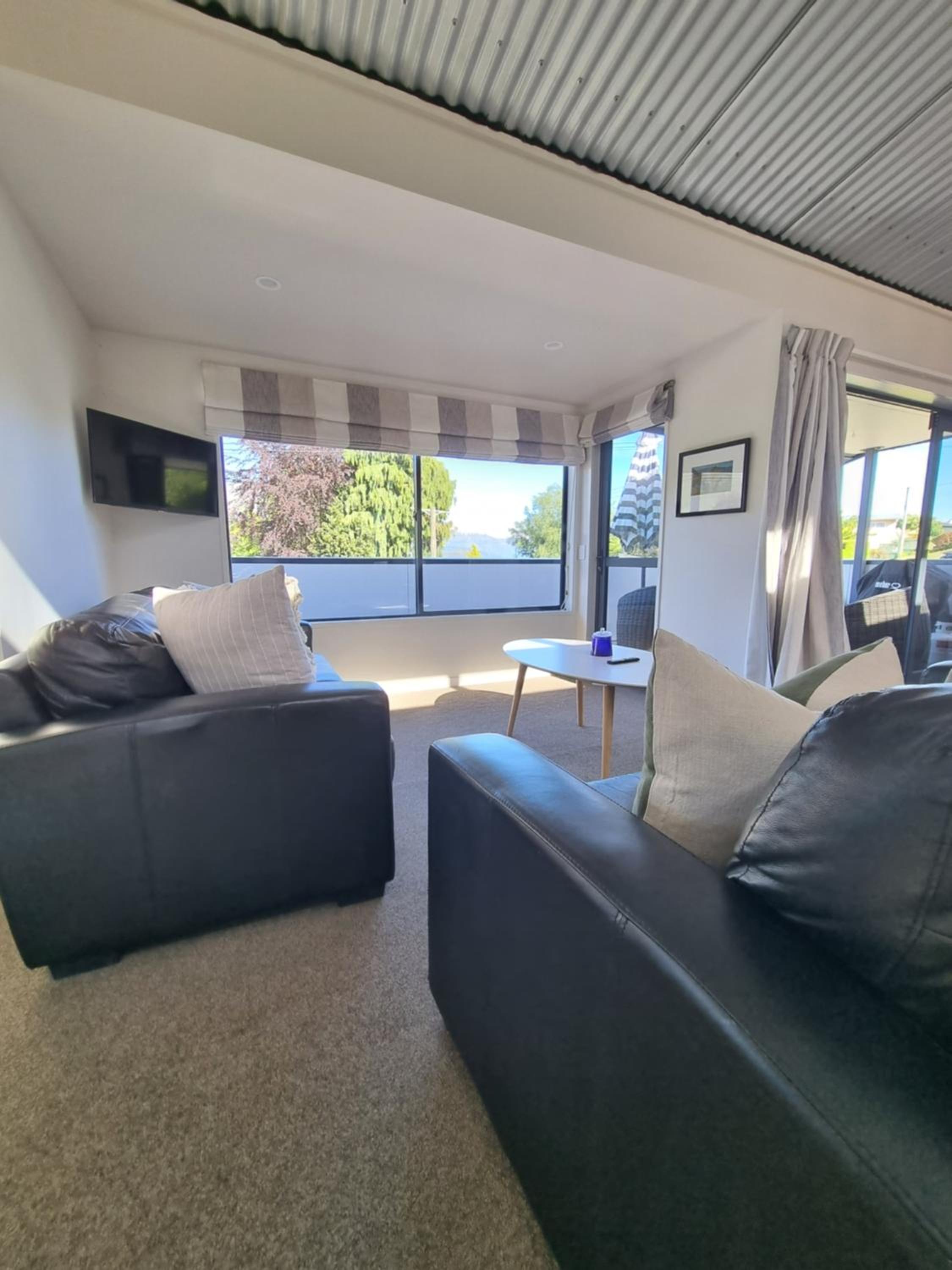 Cosy 2-Bedroom Cottage with Balcony & BBQ view 5
