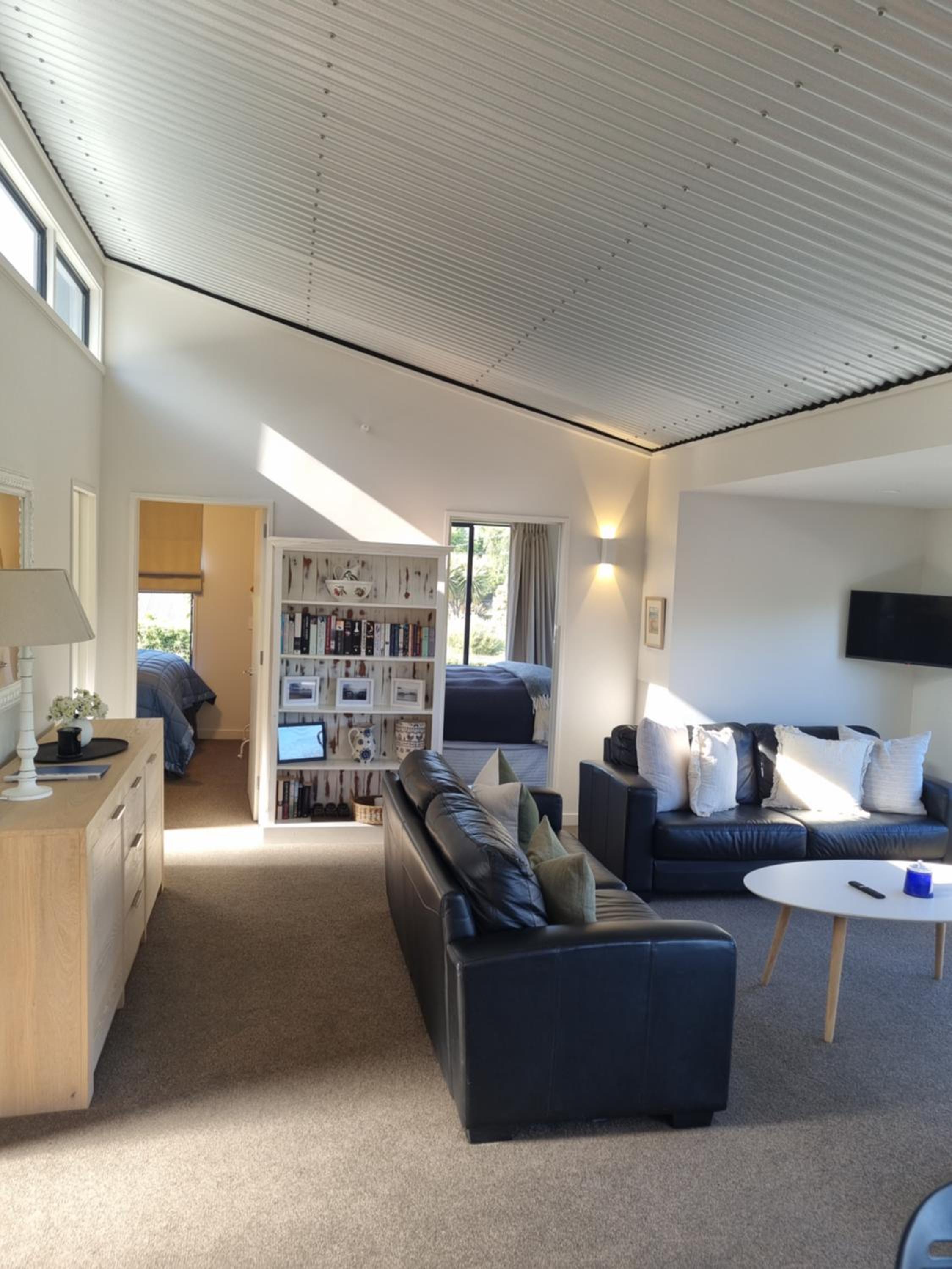 Cosy 2-Bedroom Cottage with Balcony & BBQ view 4
