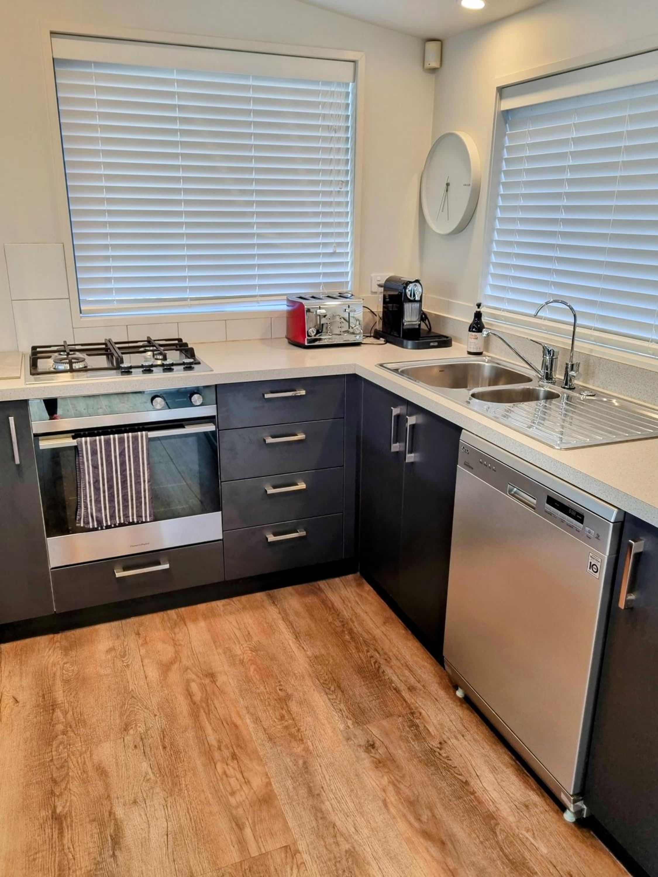 Cosy 2-Bedroom Cottage with Balcony & BBQ view 3