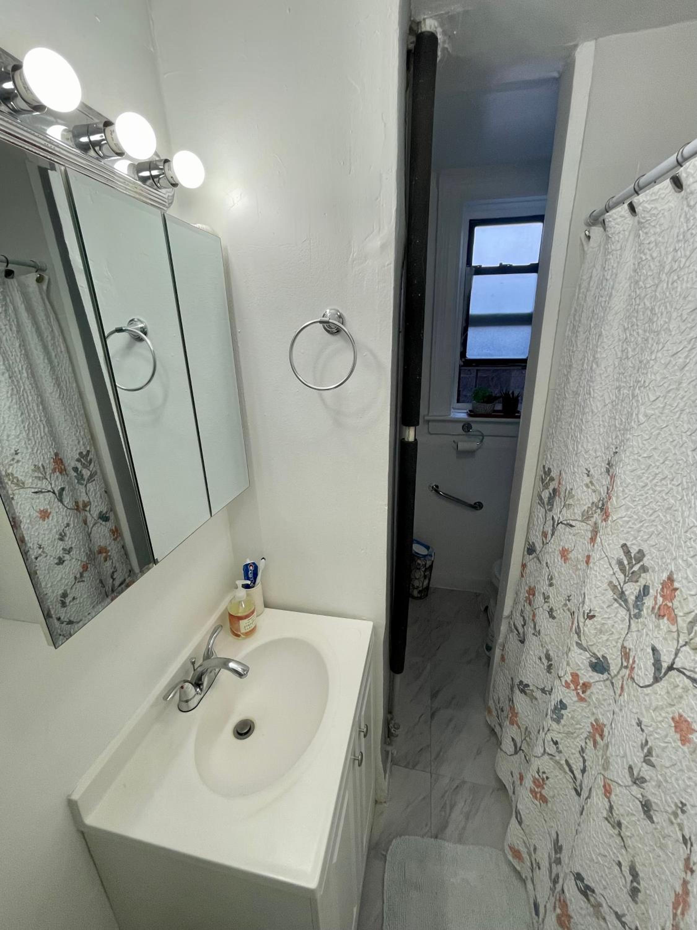 Room in a 2 Bedrooms apt. 10 minutes to Time Square! view 3
