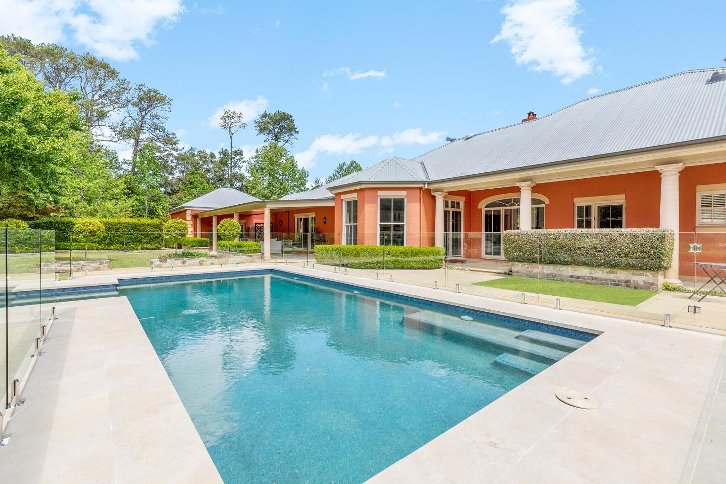 One Bedroom Cottage with Shared Pool