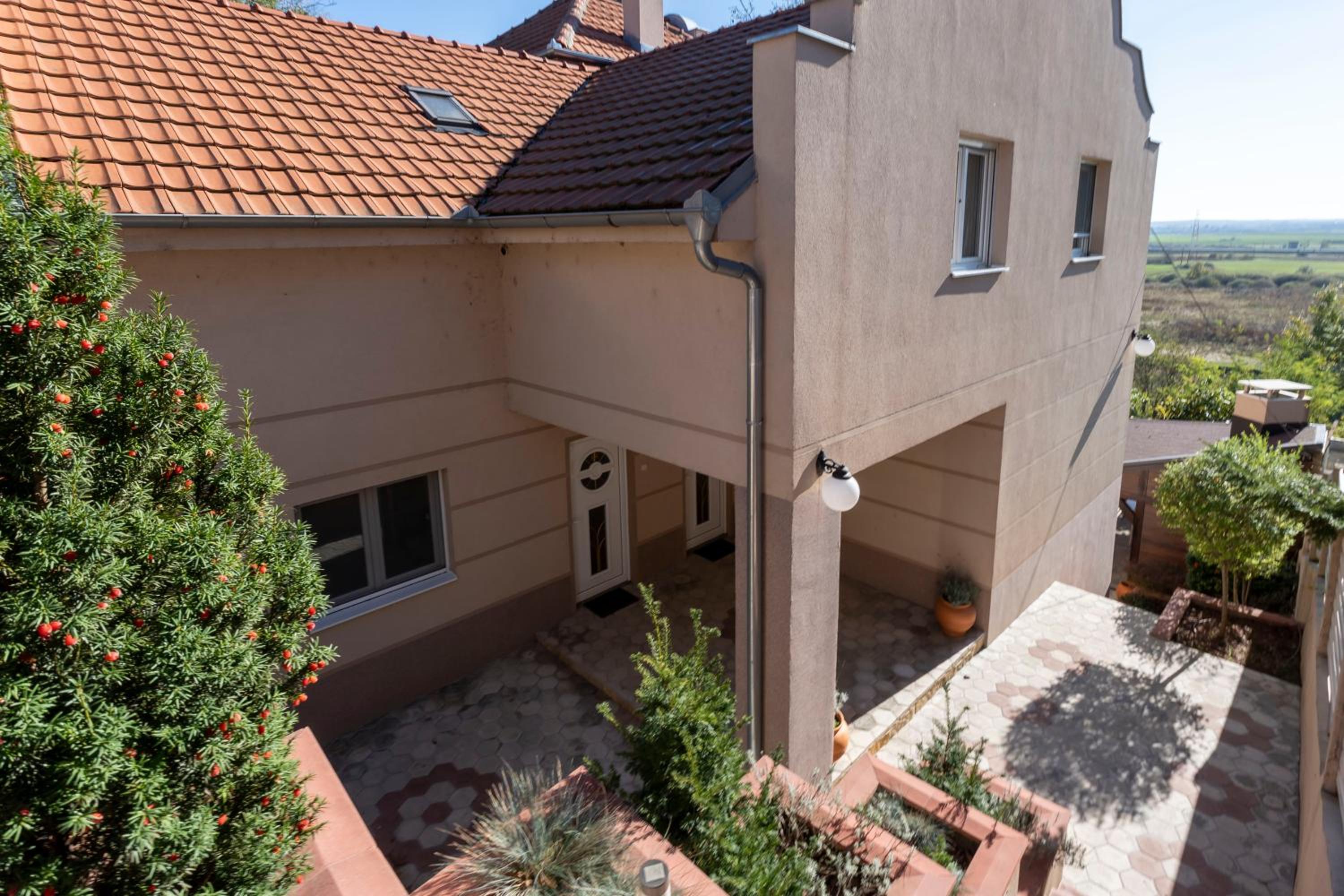 1-bedroom apartment near airport