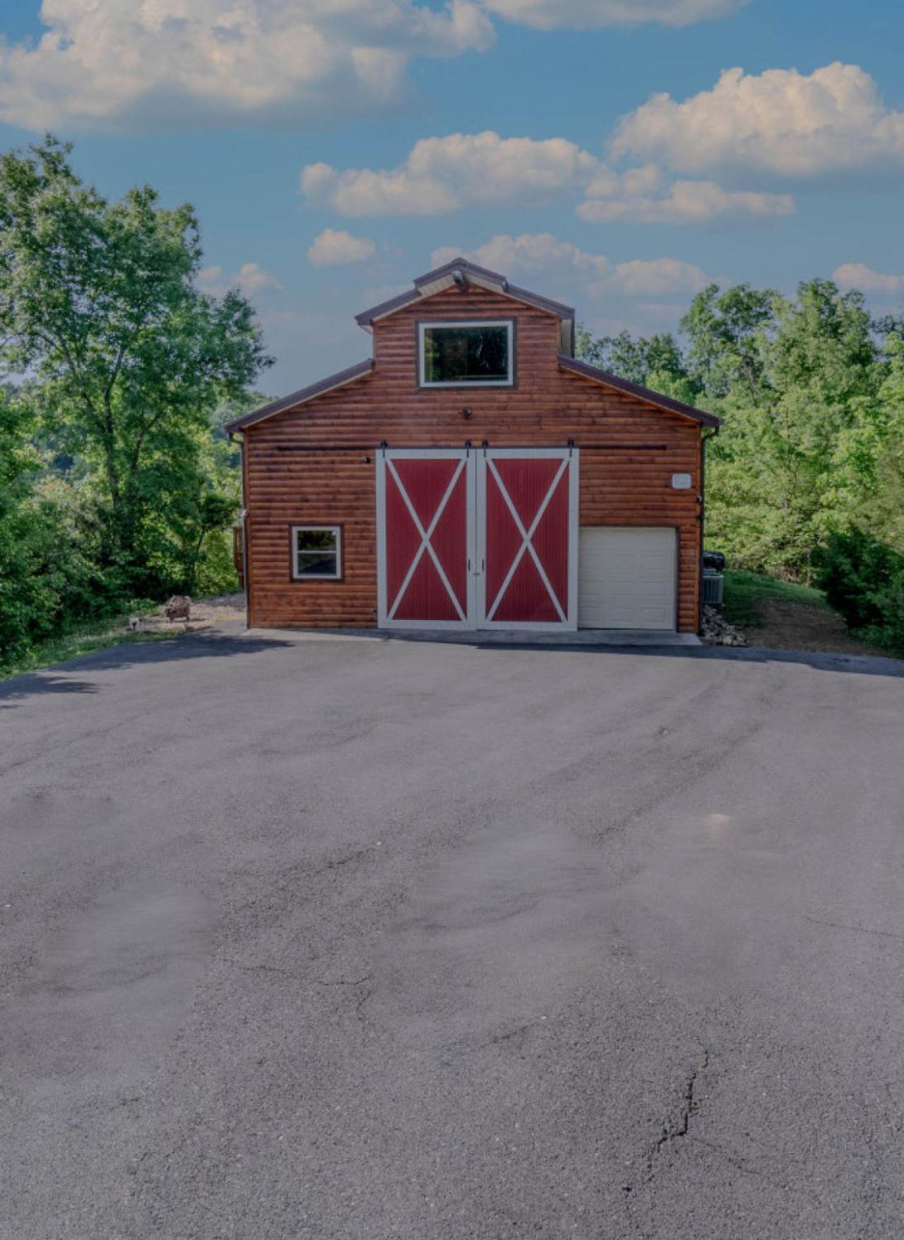 Three Homes- Smoke Rise Lodge and Barn Poppy's Plc