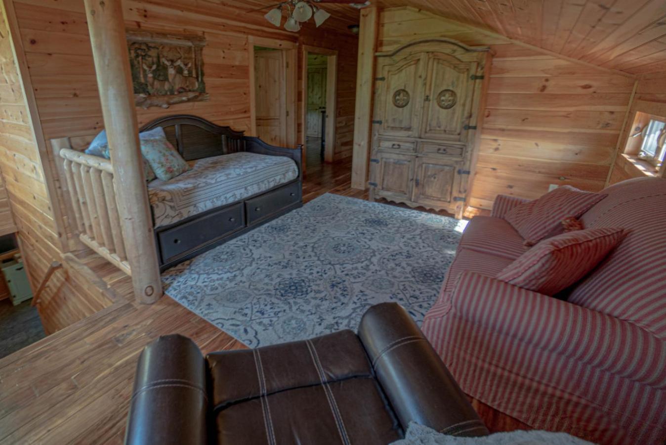 Three Homes- Smoke Rise Lodge and Barn Poppy's Plc