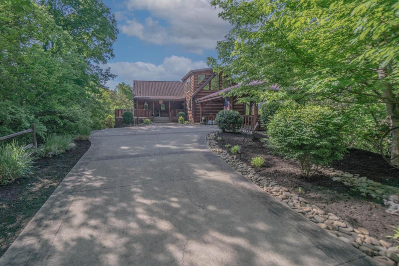 Three Homes- Smoke Rise Lodge and Barn Poppy's Plc