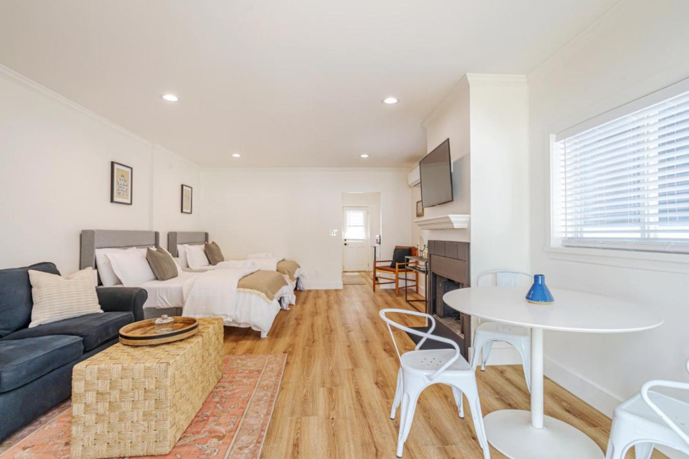 Elegant Guest unit Universal sleeps 6 hot tub