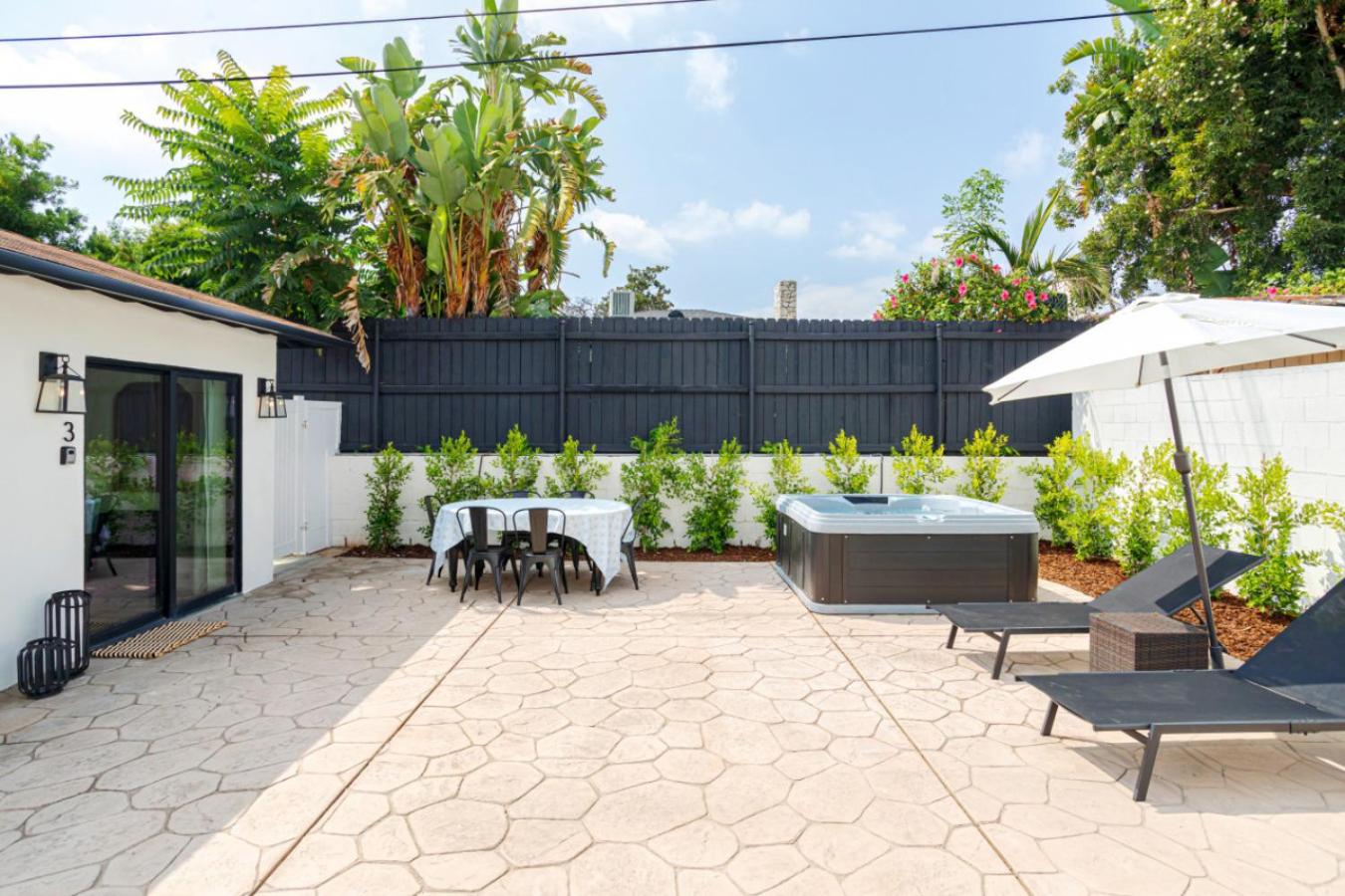 Elegant Guest unit Universal sleeps 6 hot tub