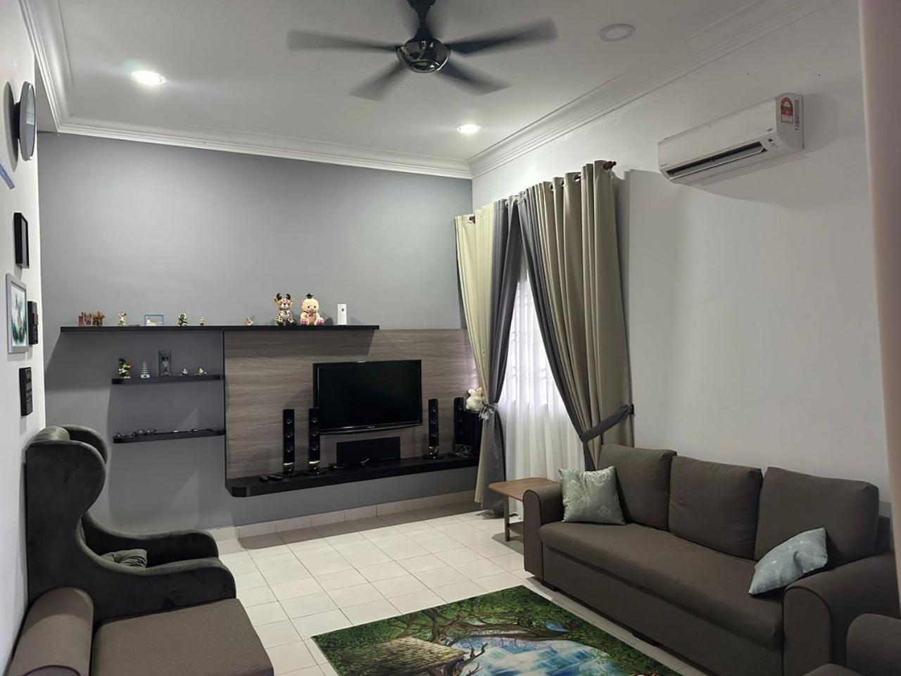 Semi-D Homestay Triang