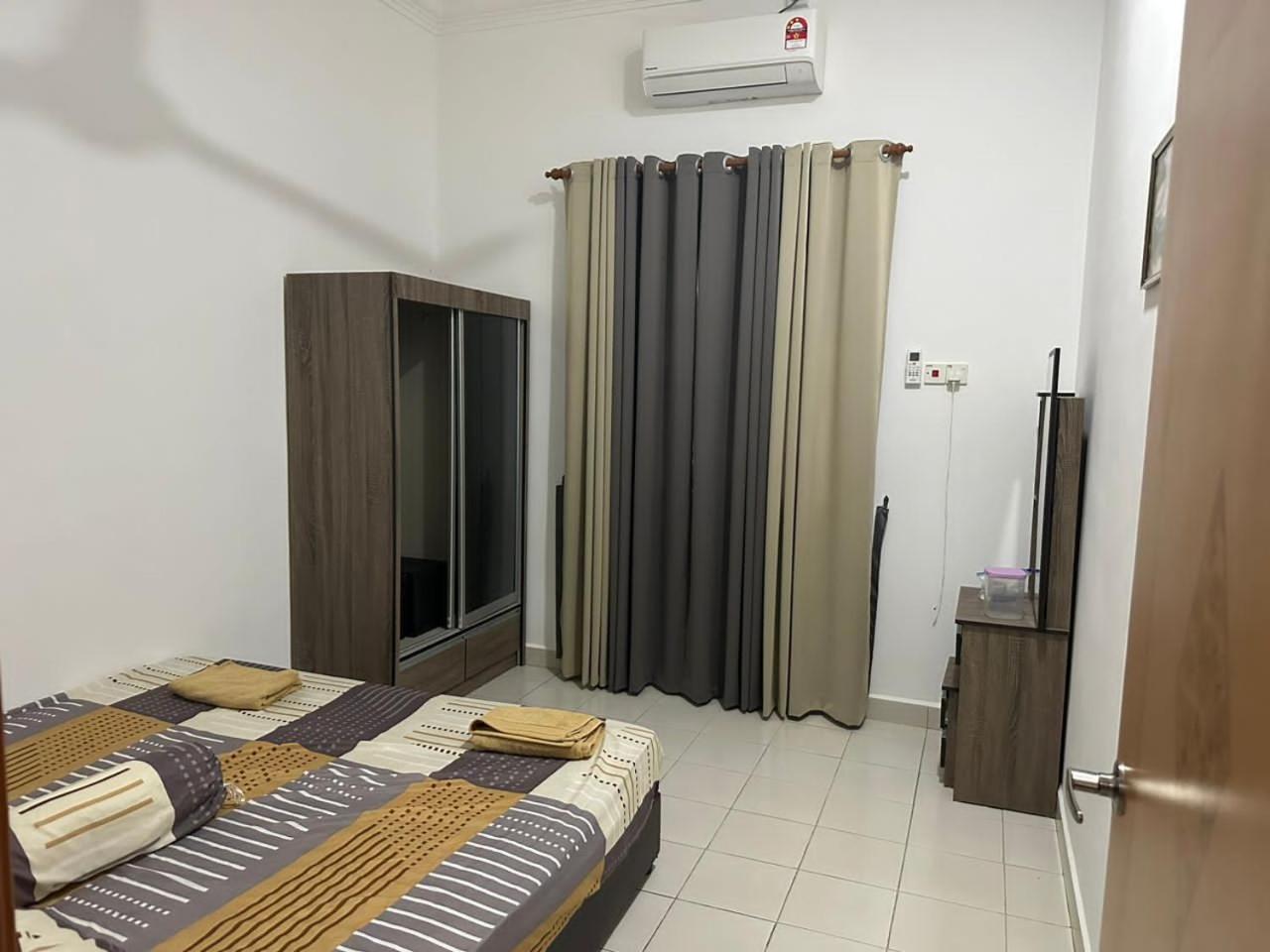 Semi-D Homestay Triang