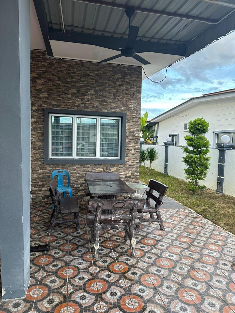 Semi-D Homestay Triang