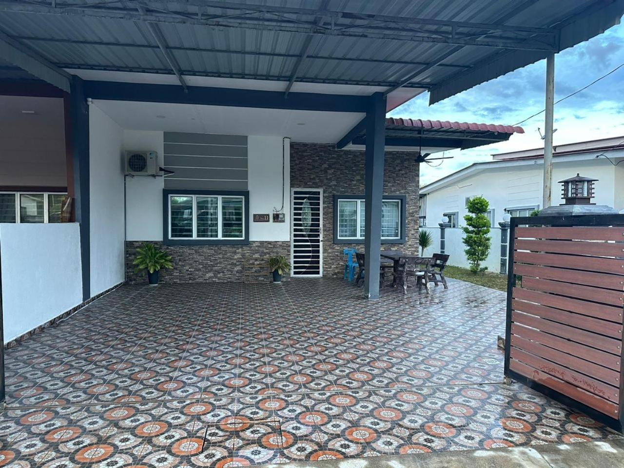 Semi-D Homestay Triang