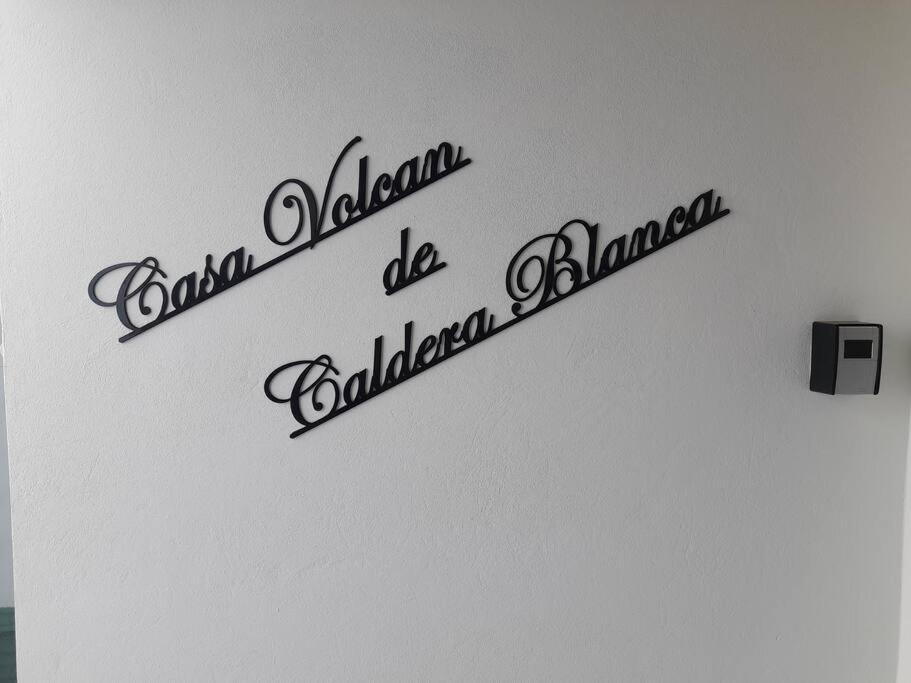 Casa volcán de caldera blanca
