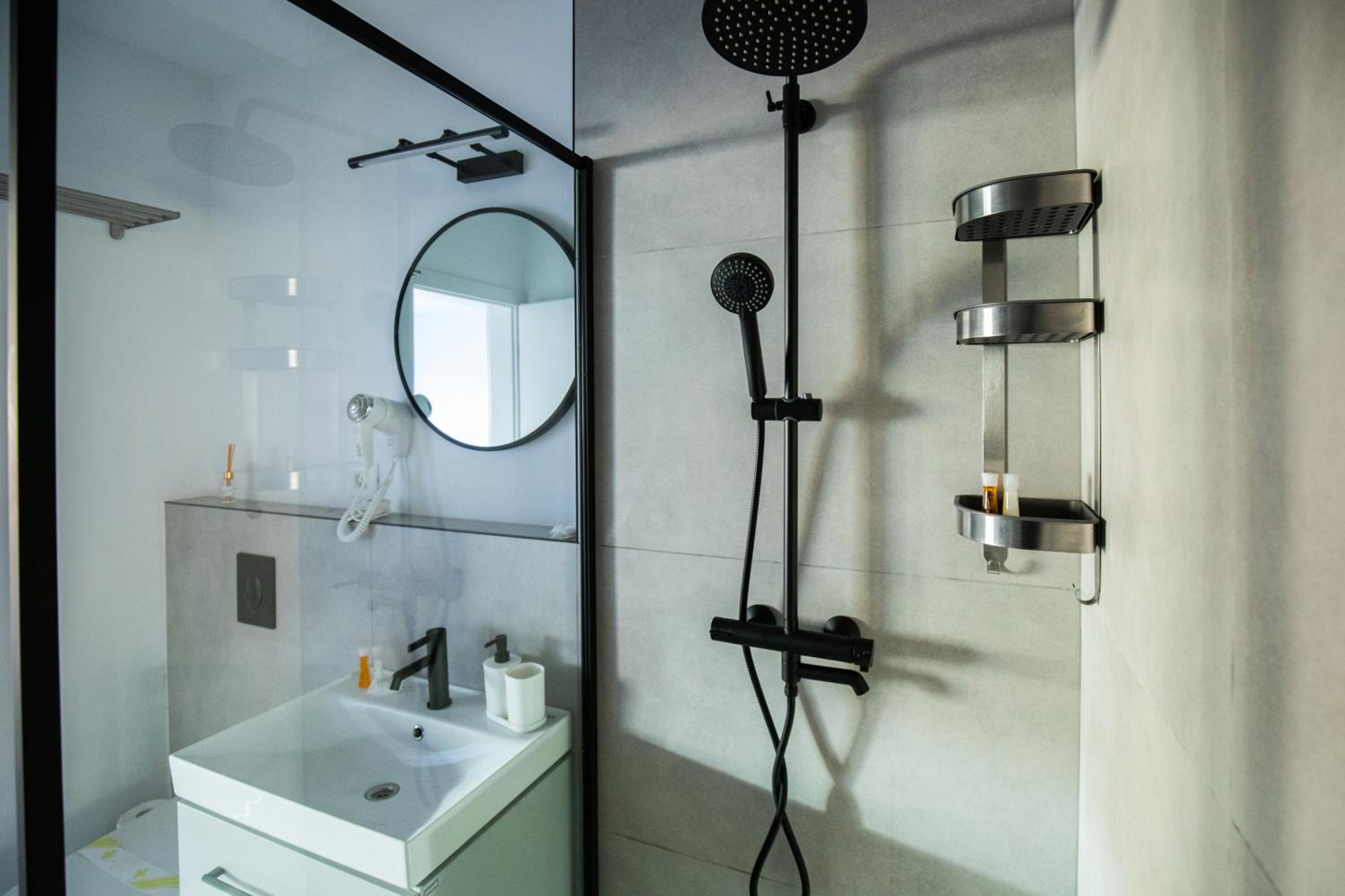 Large Studio - Balcony - Spa and Gym in Building - Free Parking view 5