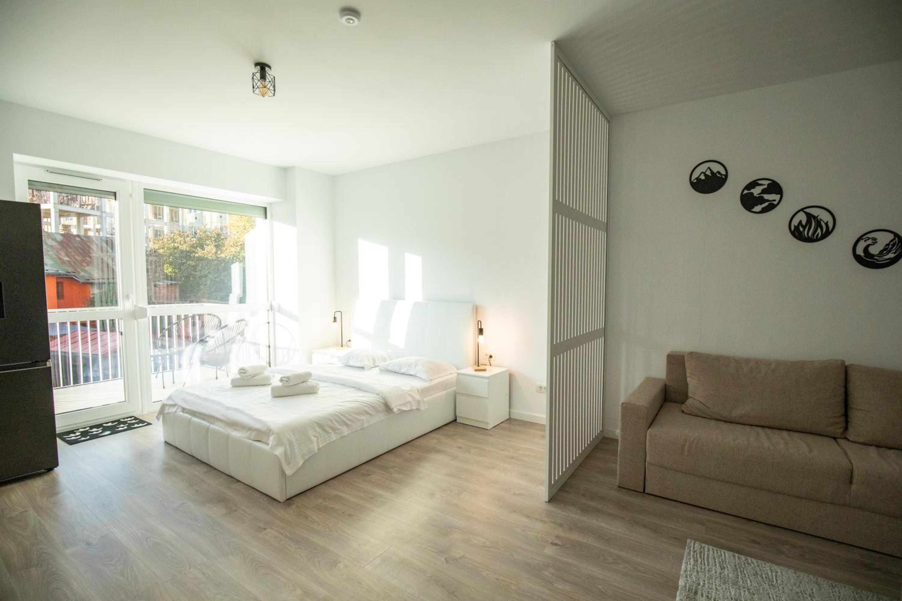 Large Studio - Balcony - Spa and Gym in Building - Free Parking view 3