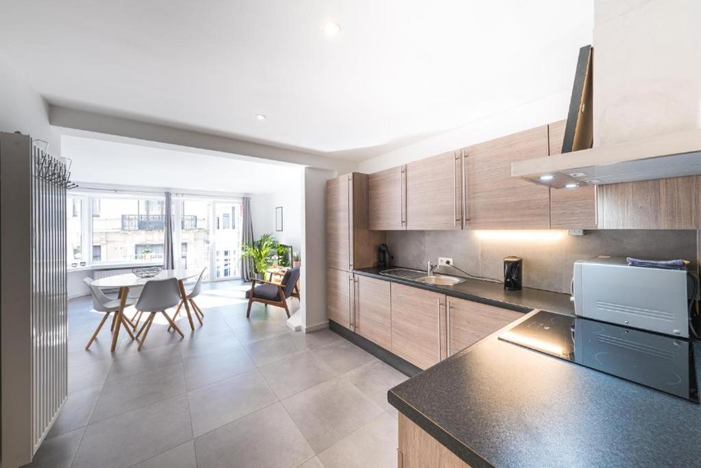 Luxury apartment with free parking view 3