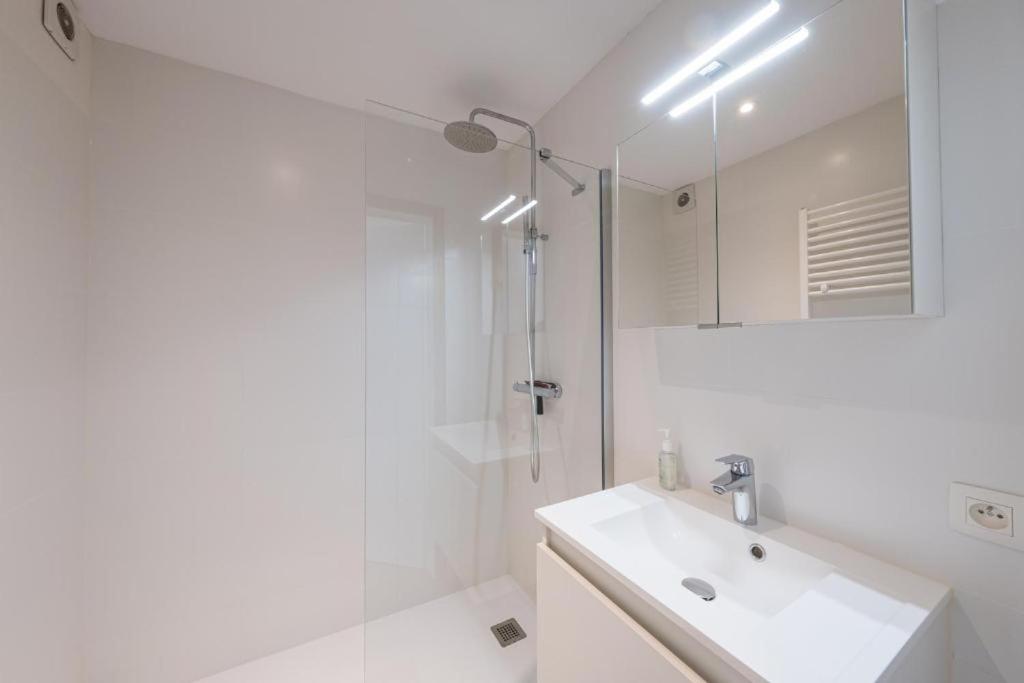 Luxury apartment with free parking view 4