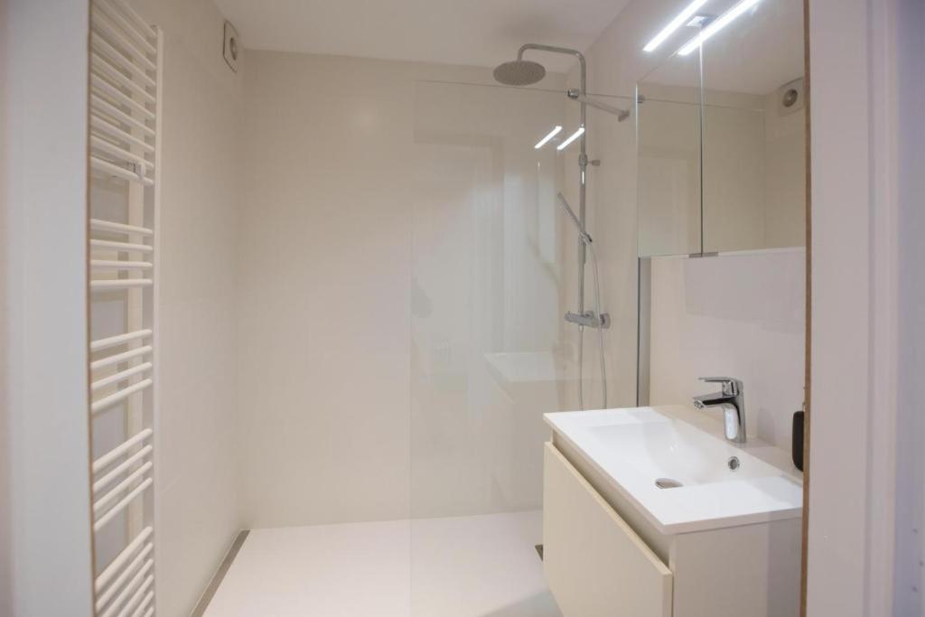 Luxury apartment with free parking view 5