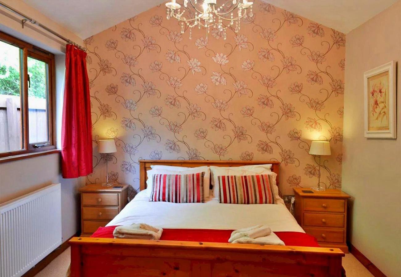 Finest Retreats- Little Dunley - Oaktree Cottage view 2