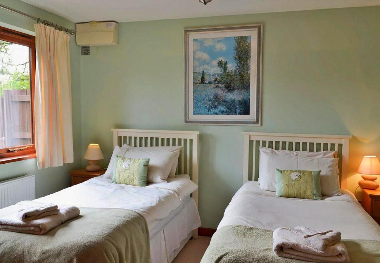 Finest Retreats- Little Dunley - Oaktree Cottage view 4