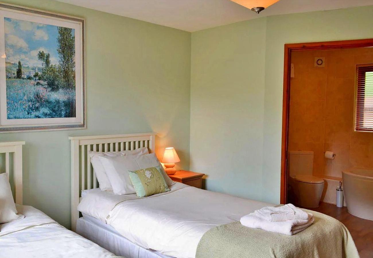 Finest Retreats- Little Dunley - Oaktree Cottage view 3