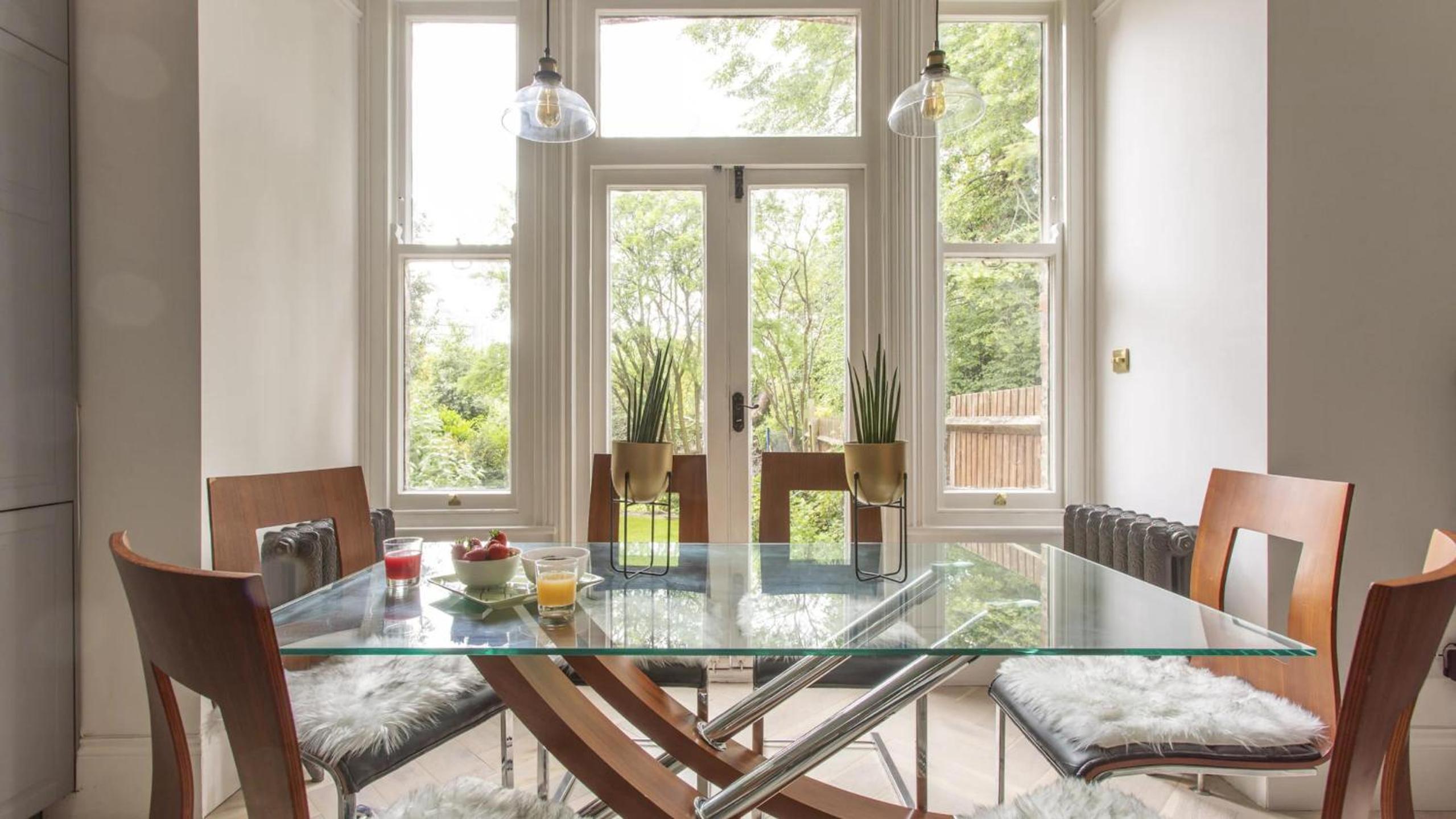 London Apartment- 4 Bedrooms-Garden and Parking