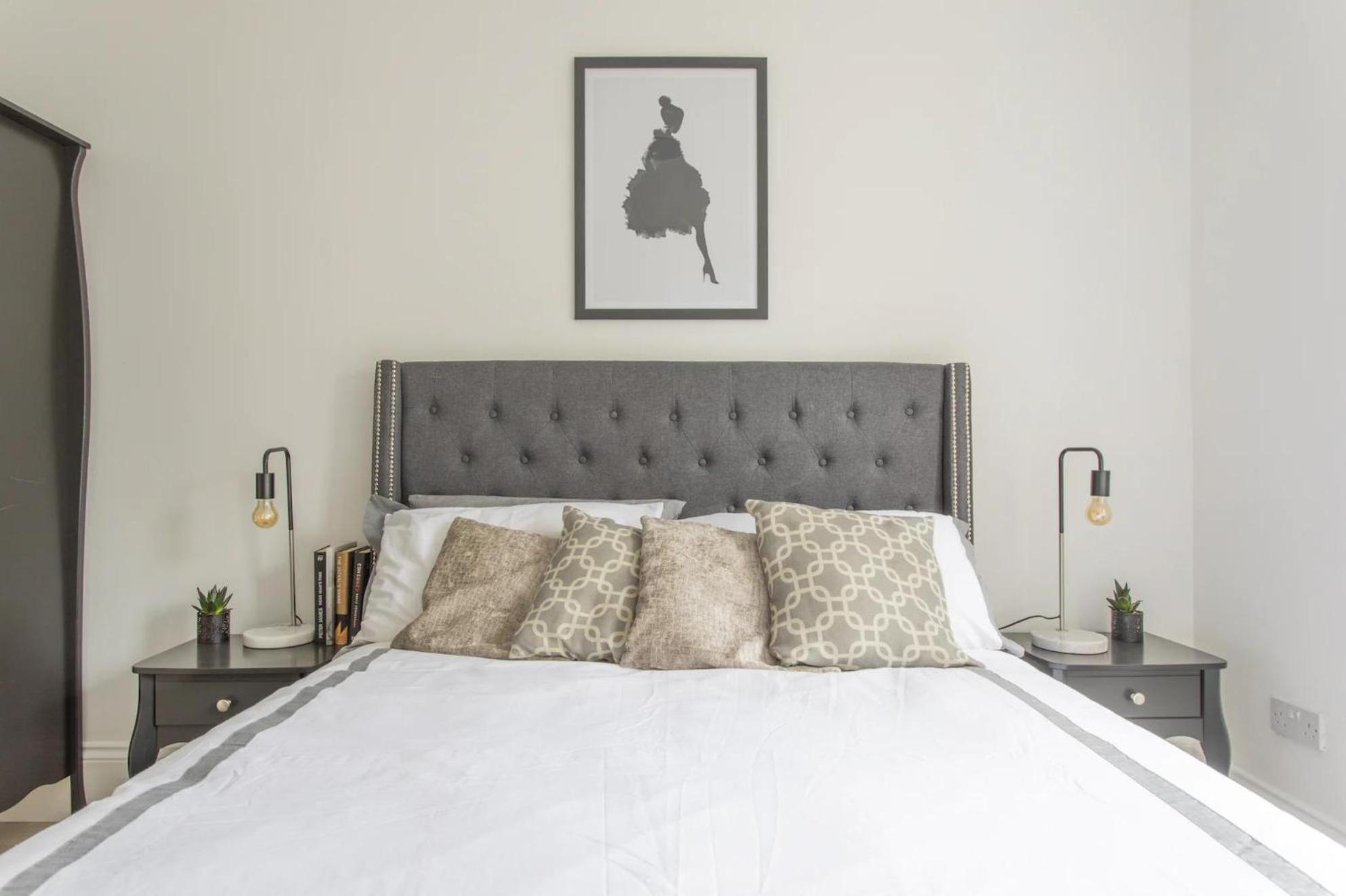 London Apartment- 4 Bedrooms-Garden and Parking