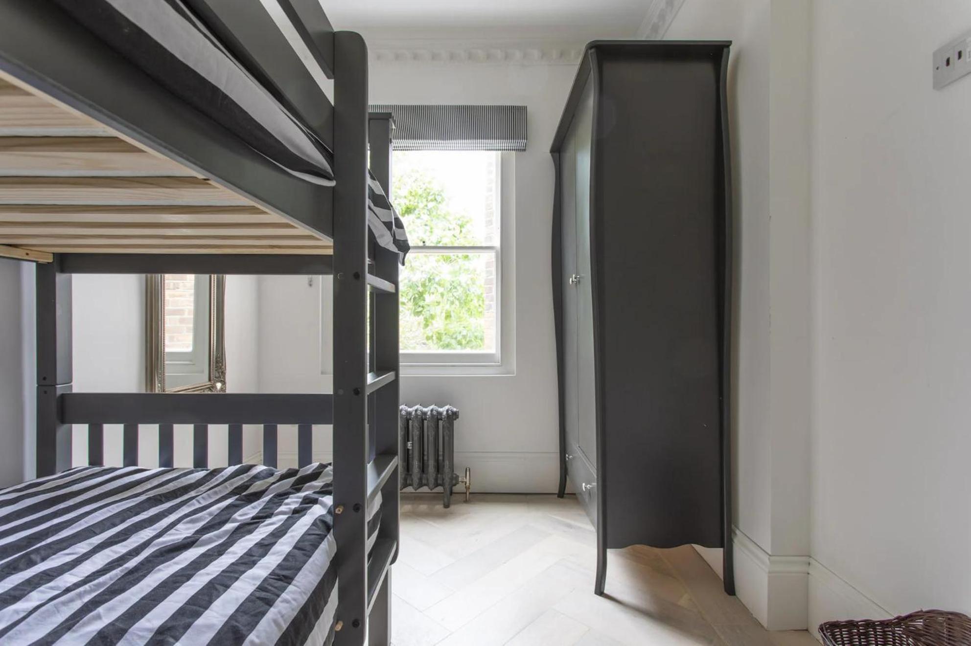 London Apartment- 4 Bedrooms-Garden and Parking