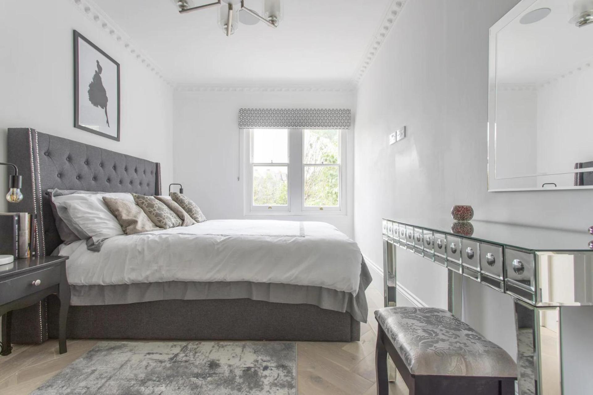 London Apartment- 4 Bedrooms-Garden and Parking