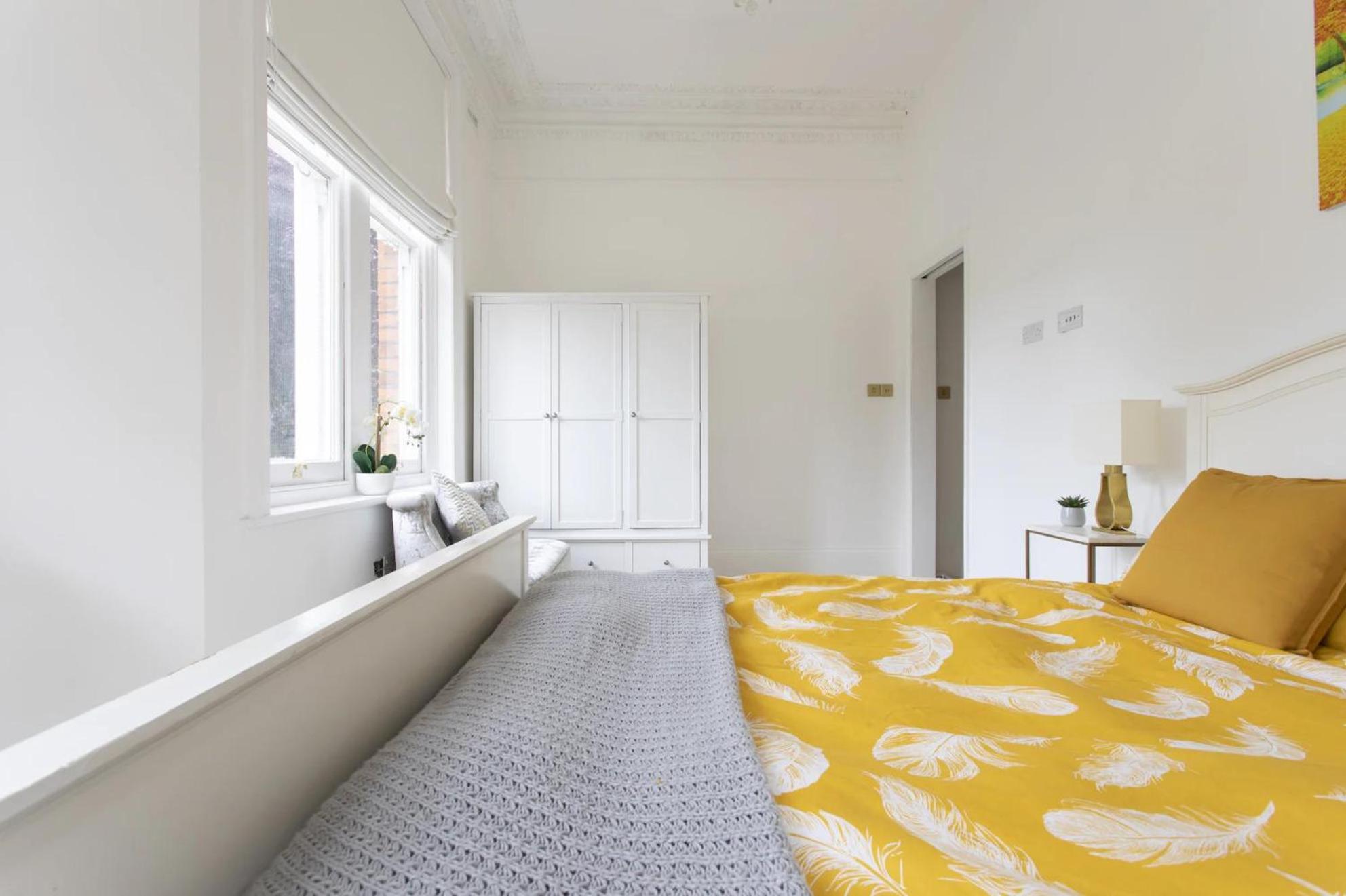 London Apartment- 4 Bedrooms-Garden and Parking