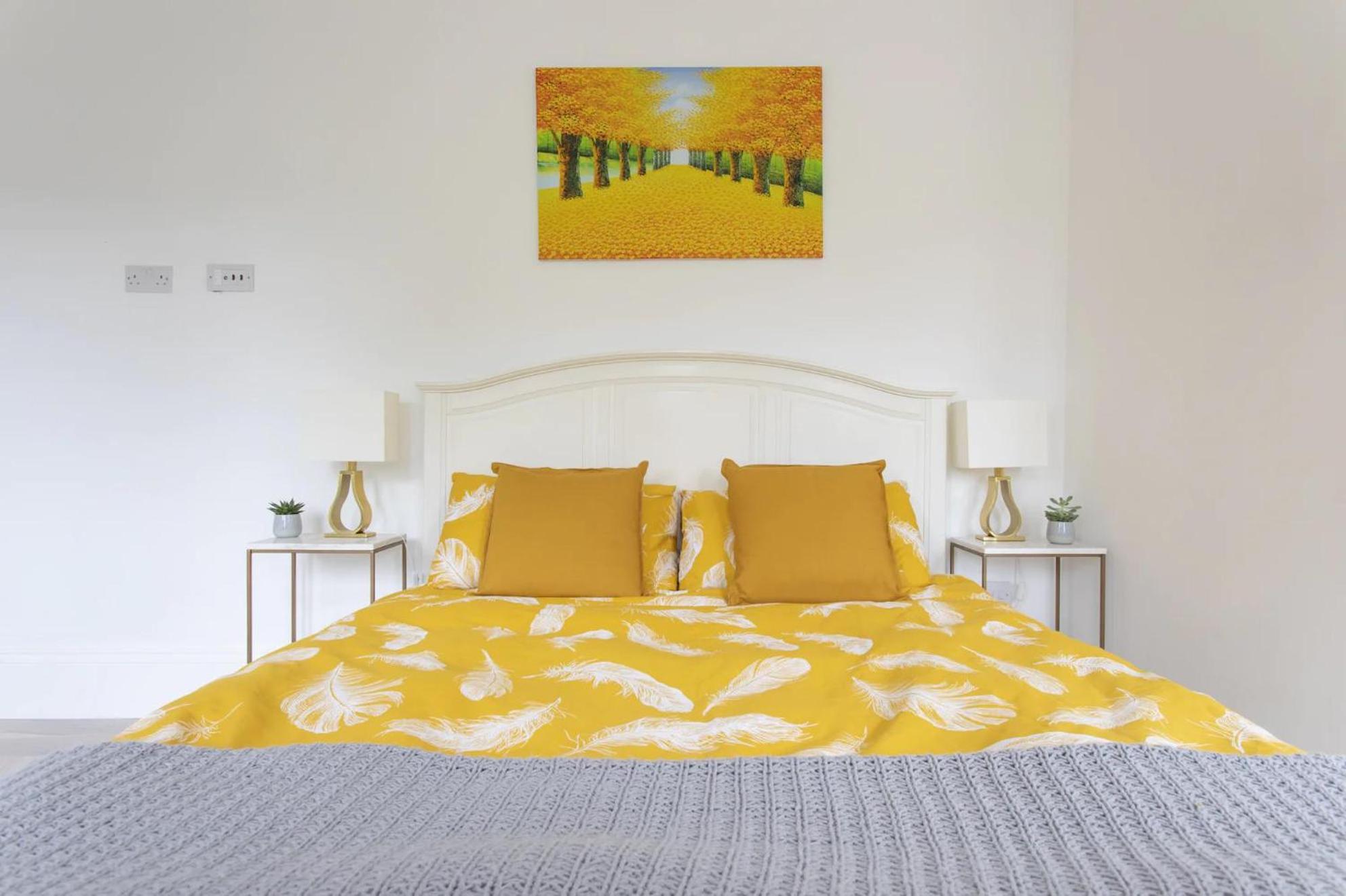 London Apartment- 4 Bedrooms-Garden and Parking