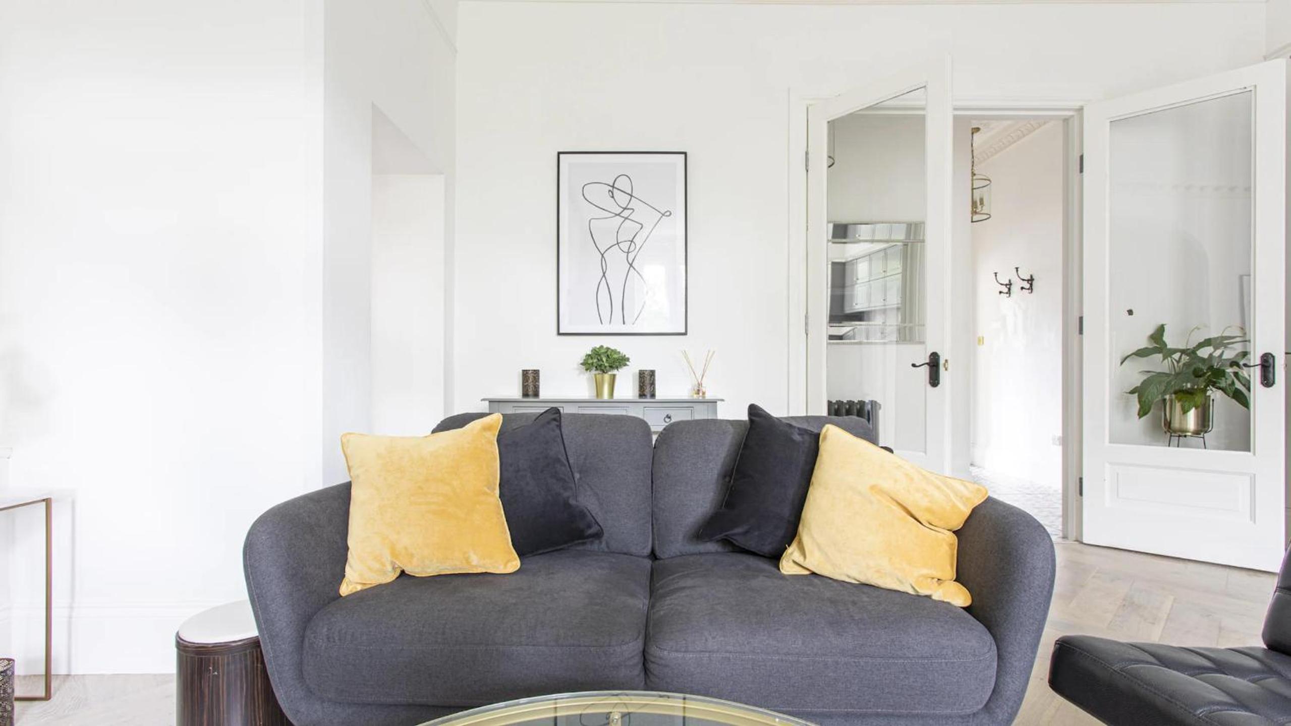London Apartment- 4 Bedrooms-Garden and Parking