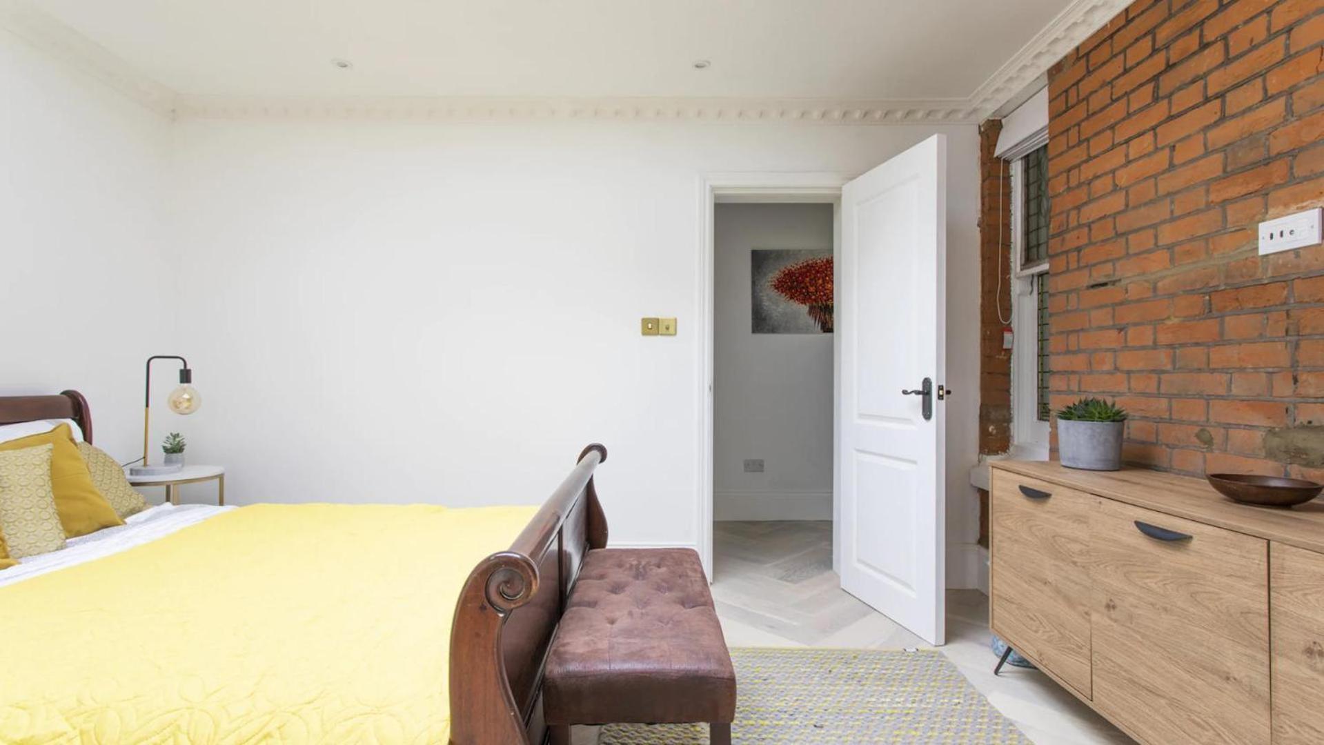 London Apartment- 4 Bedrooms-Garden and Parking