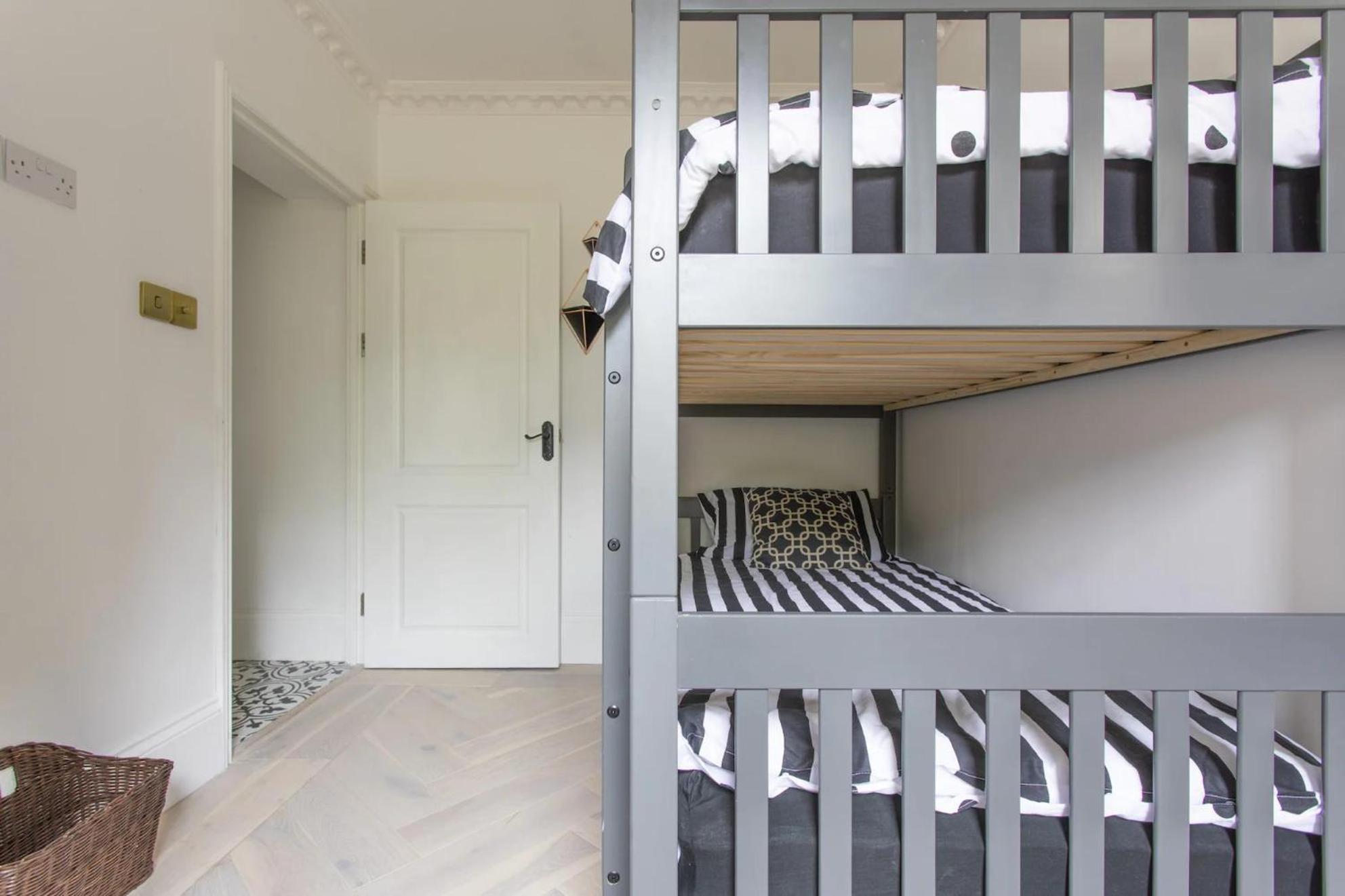 London Apartment- 4 Bedrooms-Garden and Parking