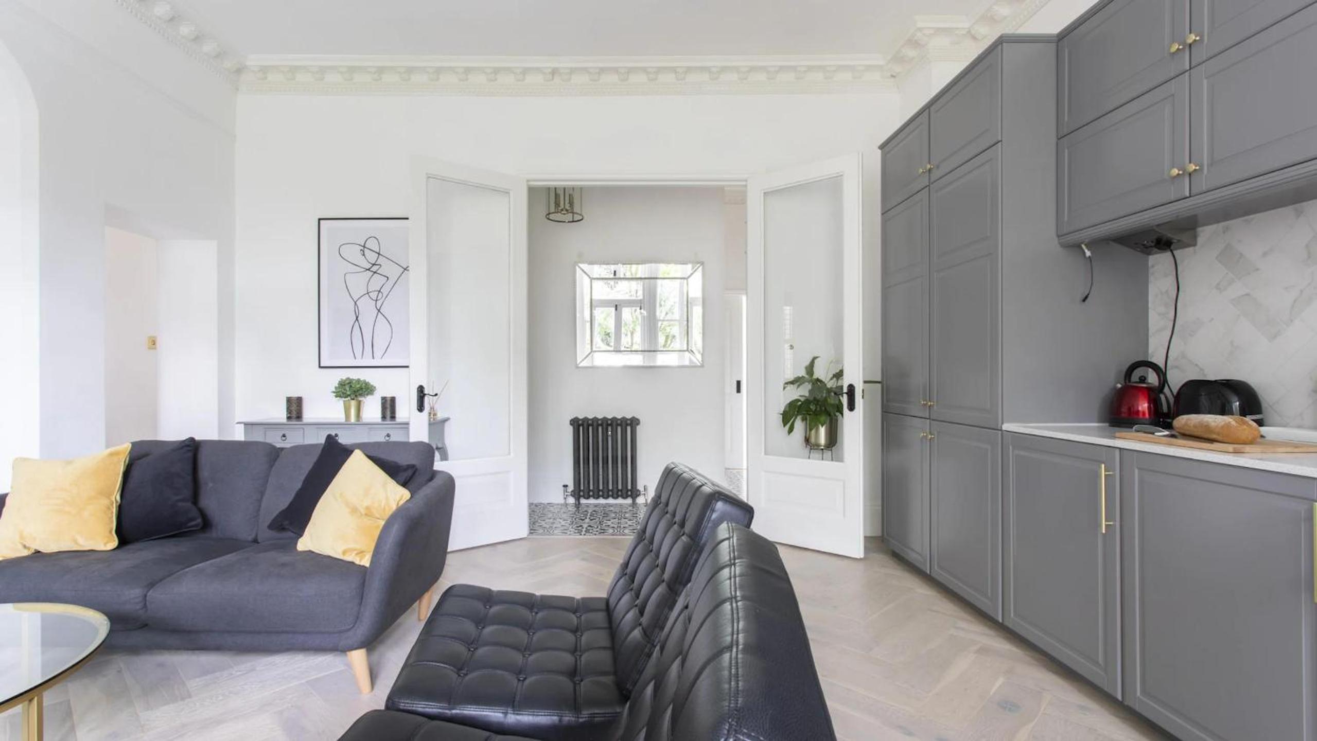 London Apartment- 4 Bedrooms-Garden and Parking