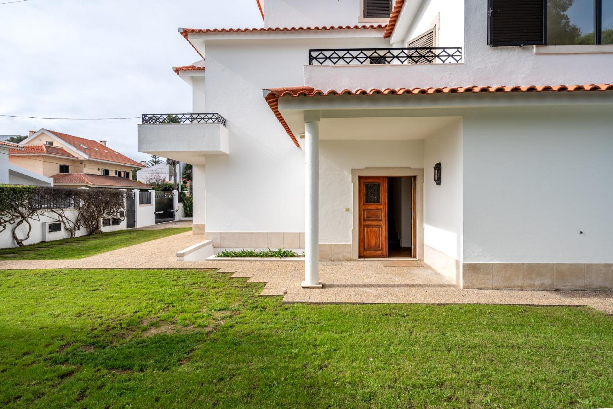 Oeiras apt in Spacious Villa - Shared Pool view 5