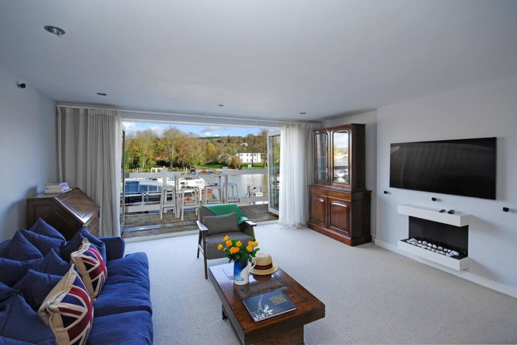 The Oars - Riverfront Property view 3