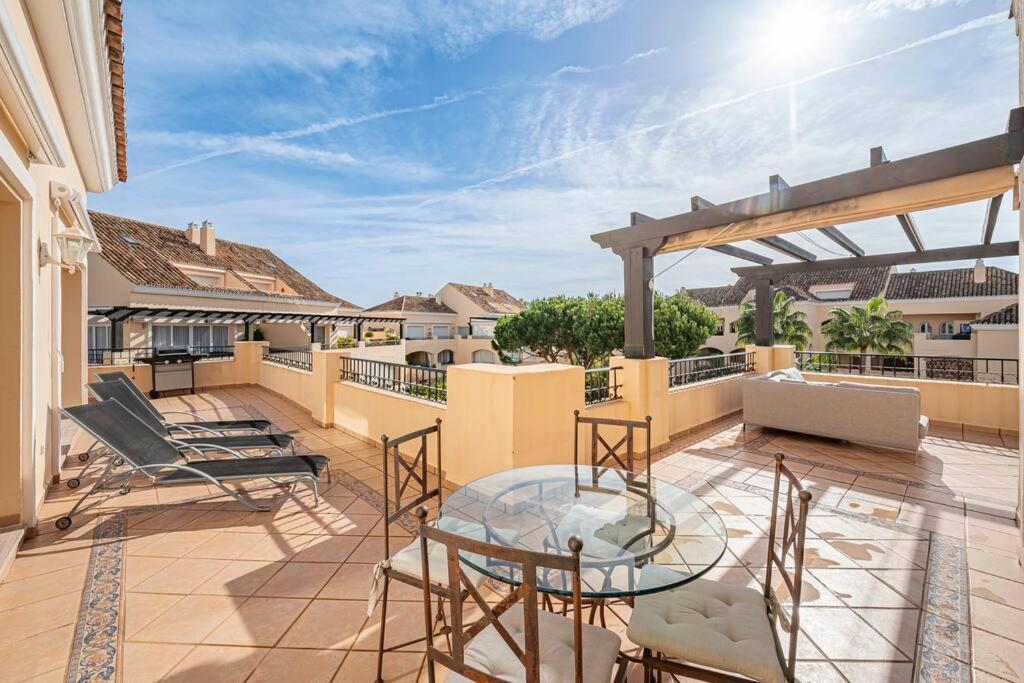 Amazing 4Br Apart. Parking, Pool, Close to the Sea view 4