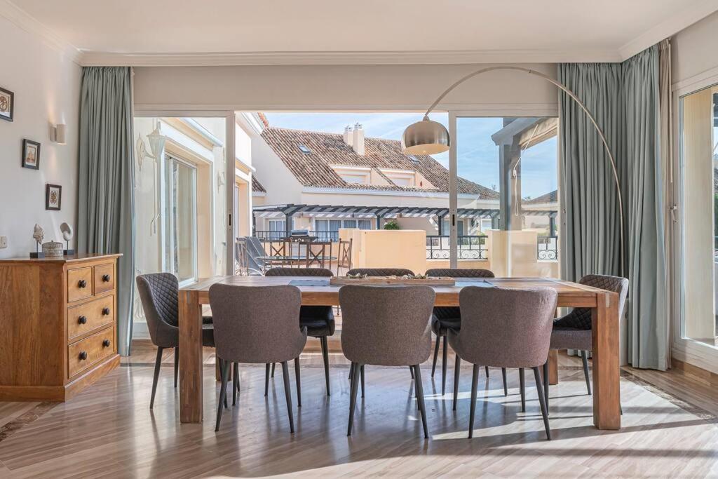 Amazing 4Br Apart. Parking, Pool, Close to the Sea view 5