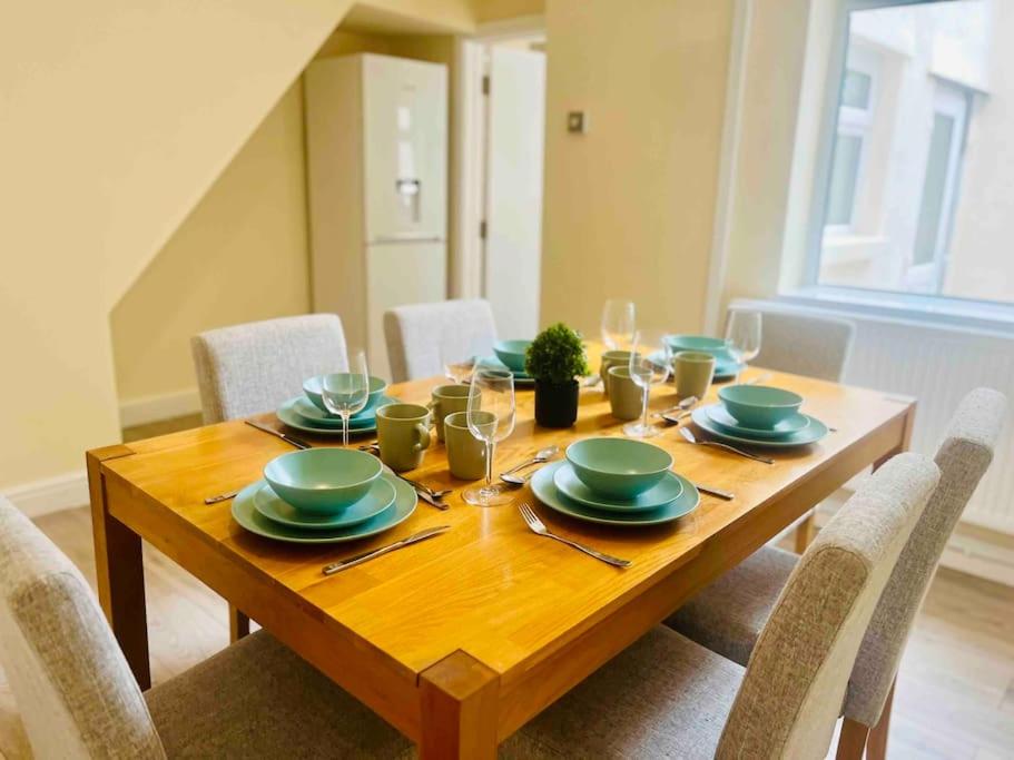 Spacious Four Bedroom House with Garden