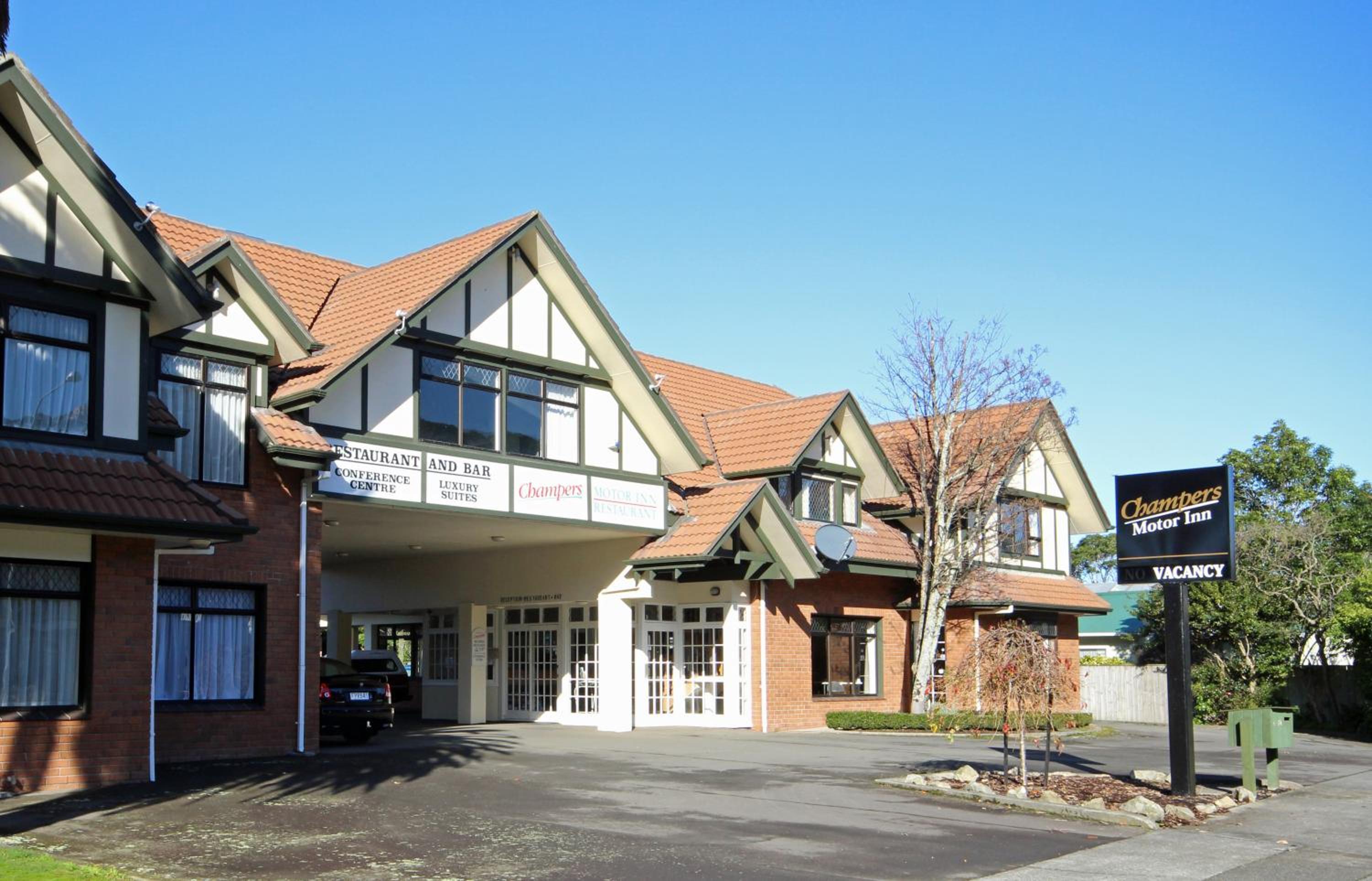 Hotel Champers Motor Inn - Image 1