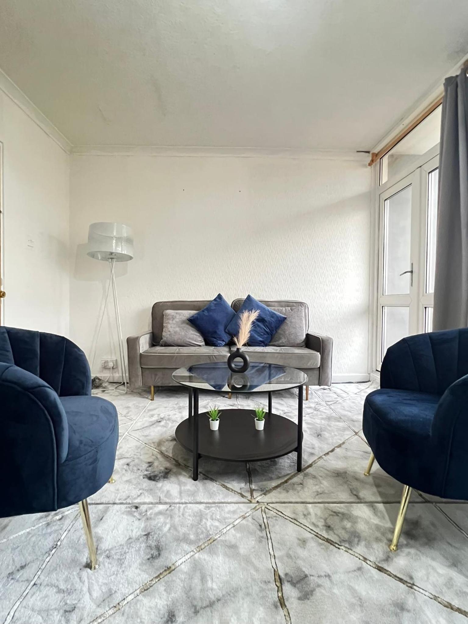 Entire 3 Bedroom Luxury Apartment in London with Private Balcony