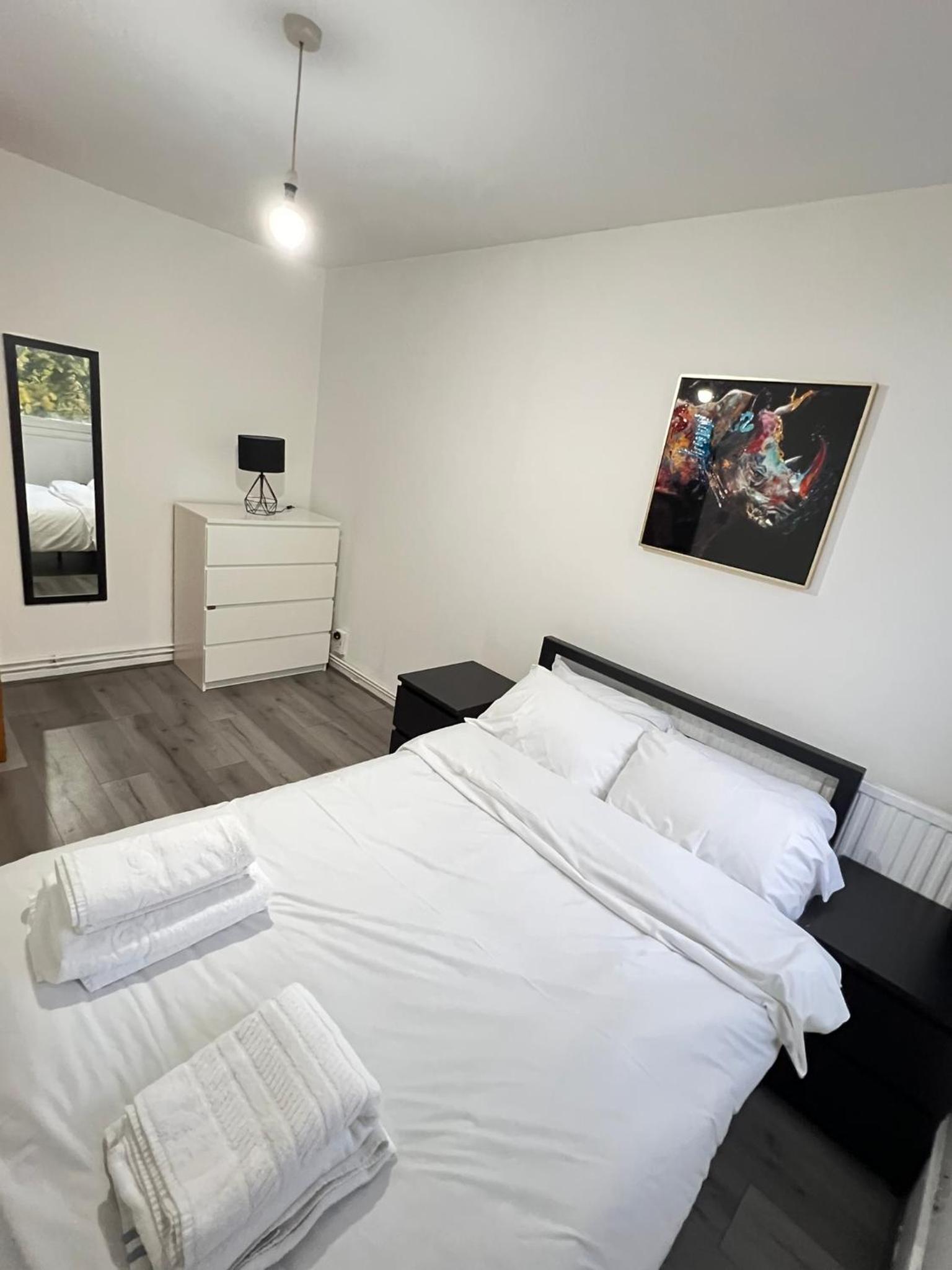 Entire 3 Bedroom Luxury Apartment in London with Private Balcony