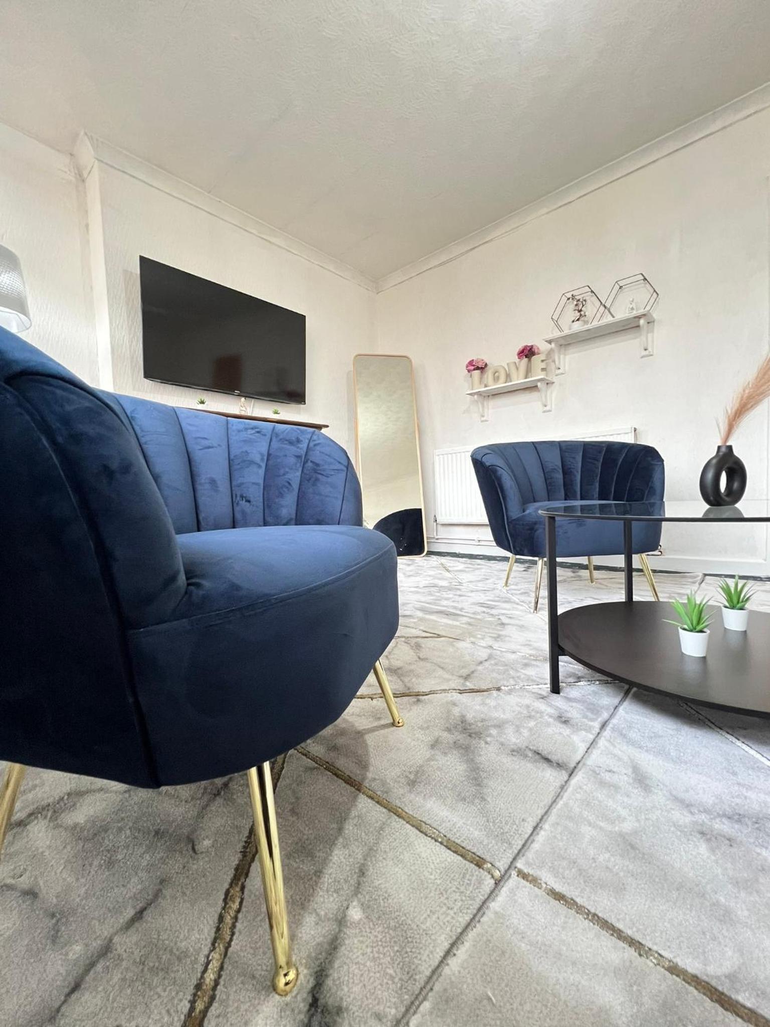 Entire 3 Bedroom Luxury Apartment in London with Private Balcony
