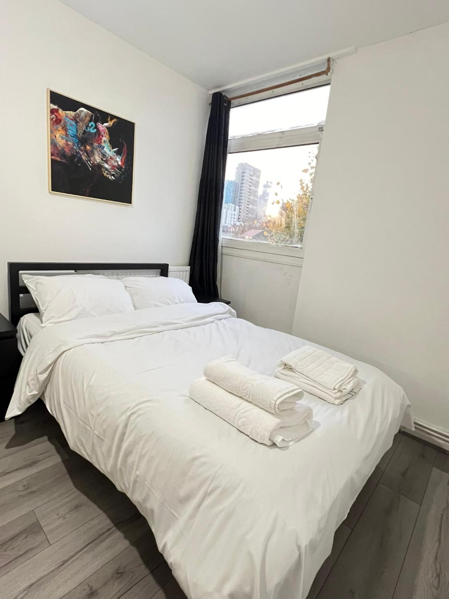 Entire 3 Bedroom Luxury Apartment in London with Private Balcony