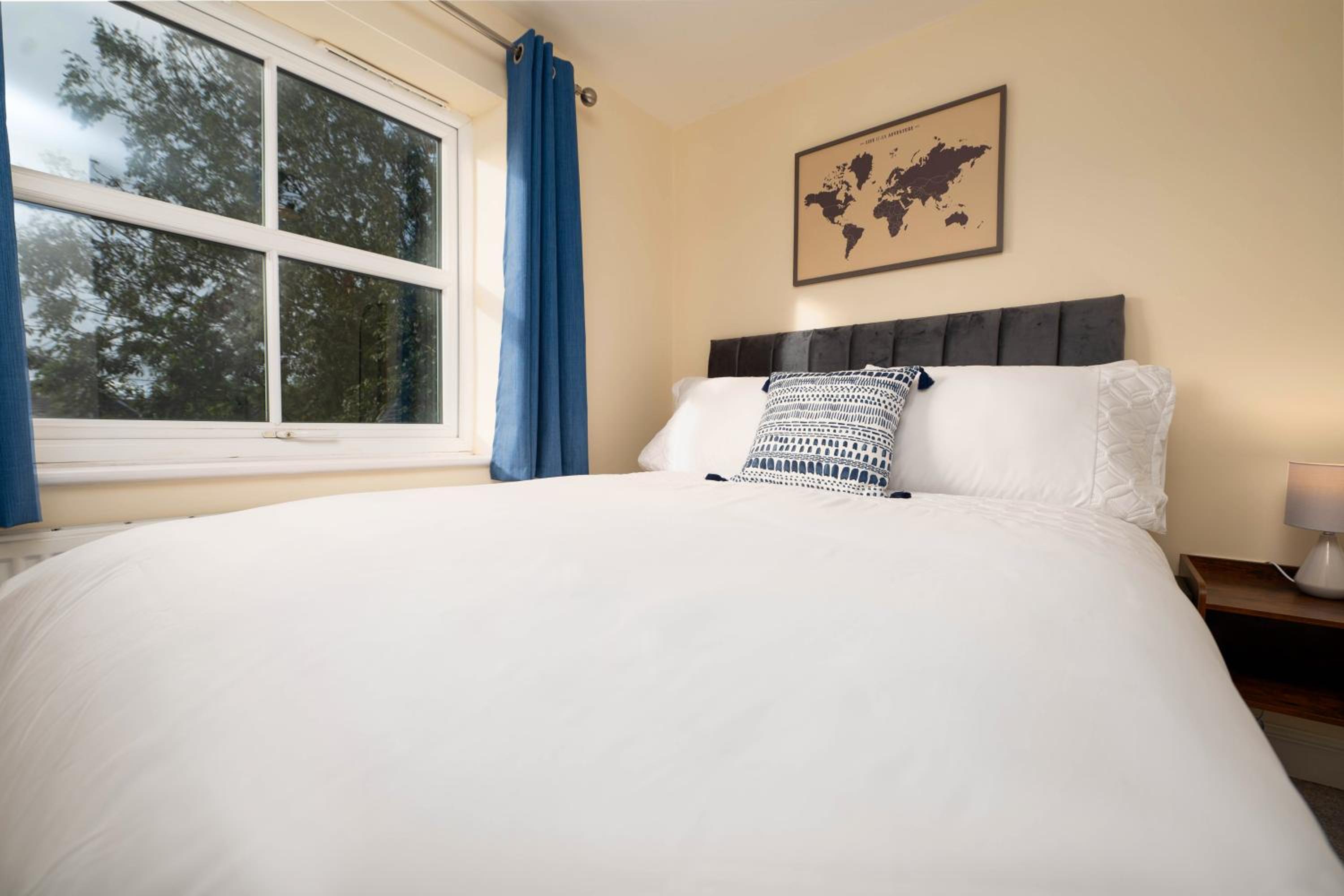 Stunning Spacious Home - Parking - Garden - Sleeps 6 view 2