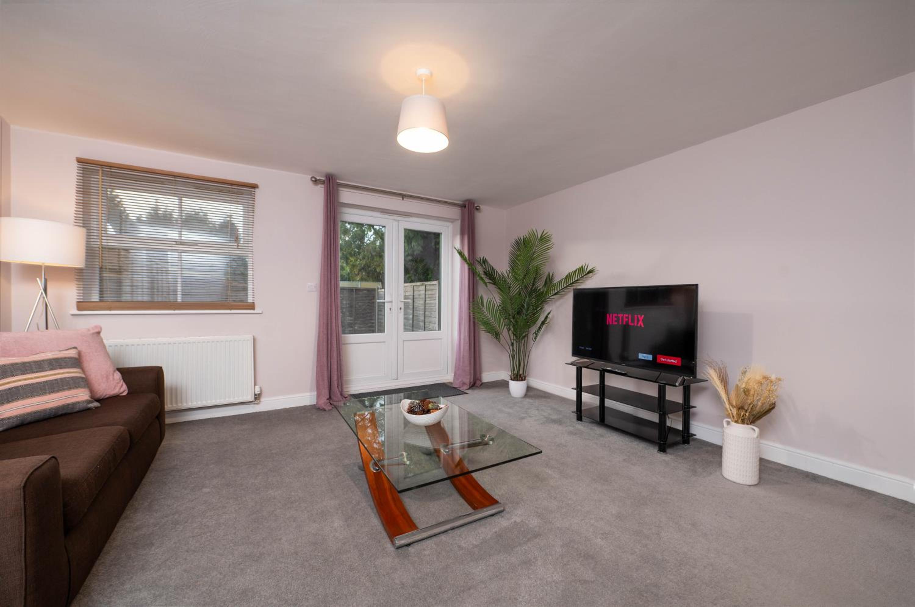 Stunning Spacious Home - Parking - Garden - Sleeps 6 view 4